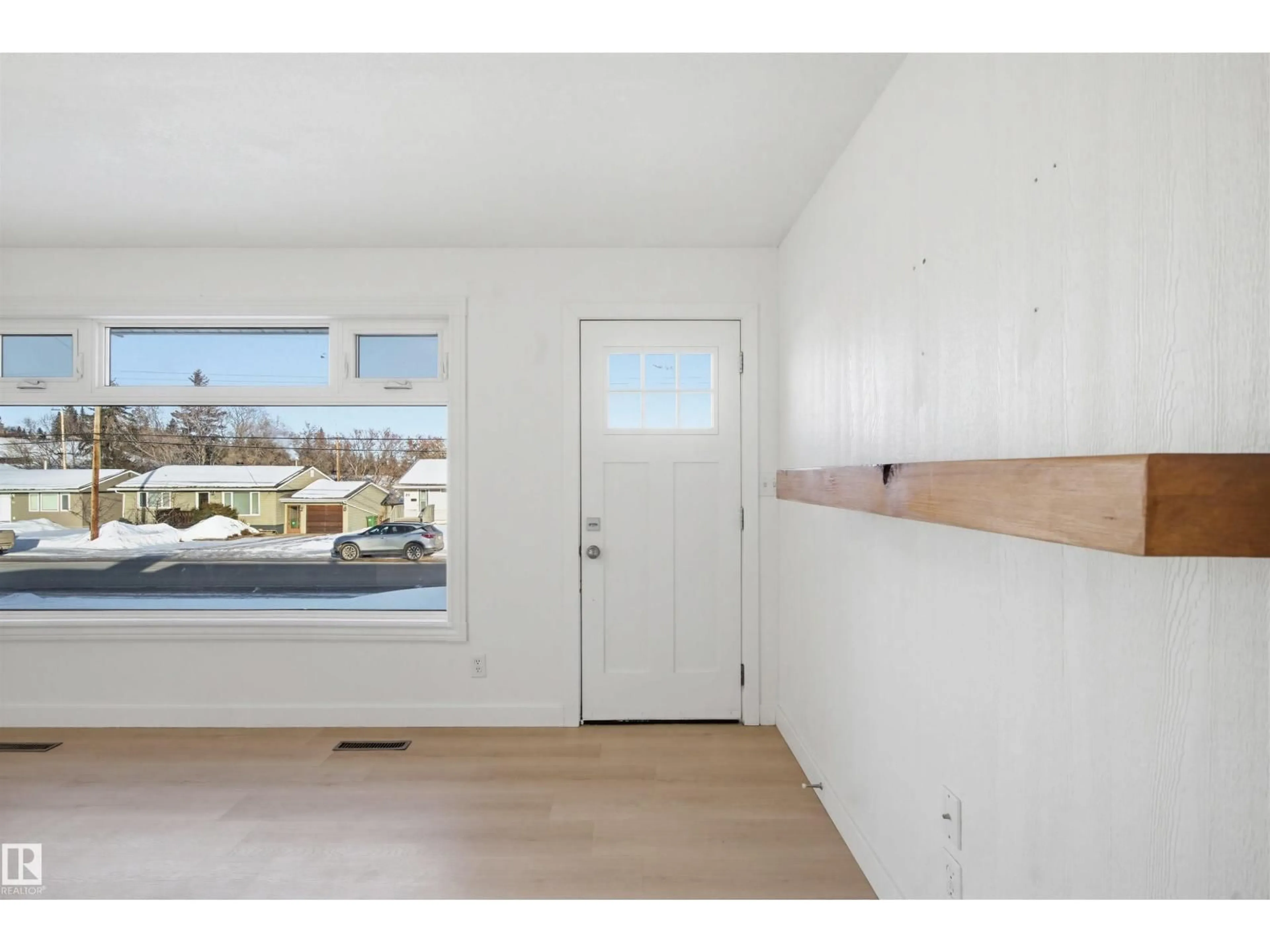 Indoor entryway for 18 MOUNT ROYAL DR, St. Albert Alberta T8N1N1