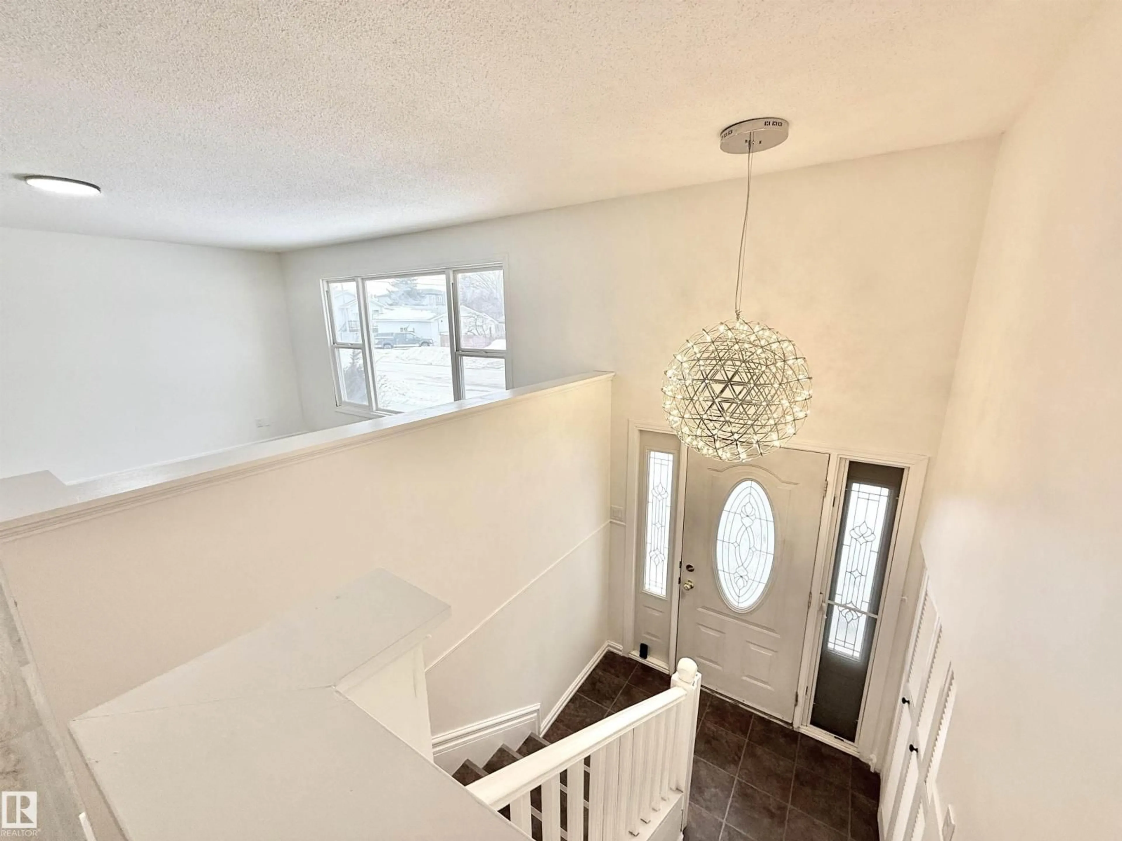 Indoor entryway for NW - 15424 99 AV, Edmonton Alberta T5P4K5