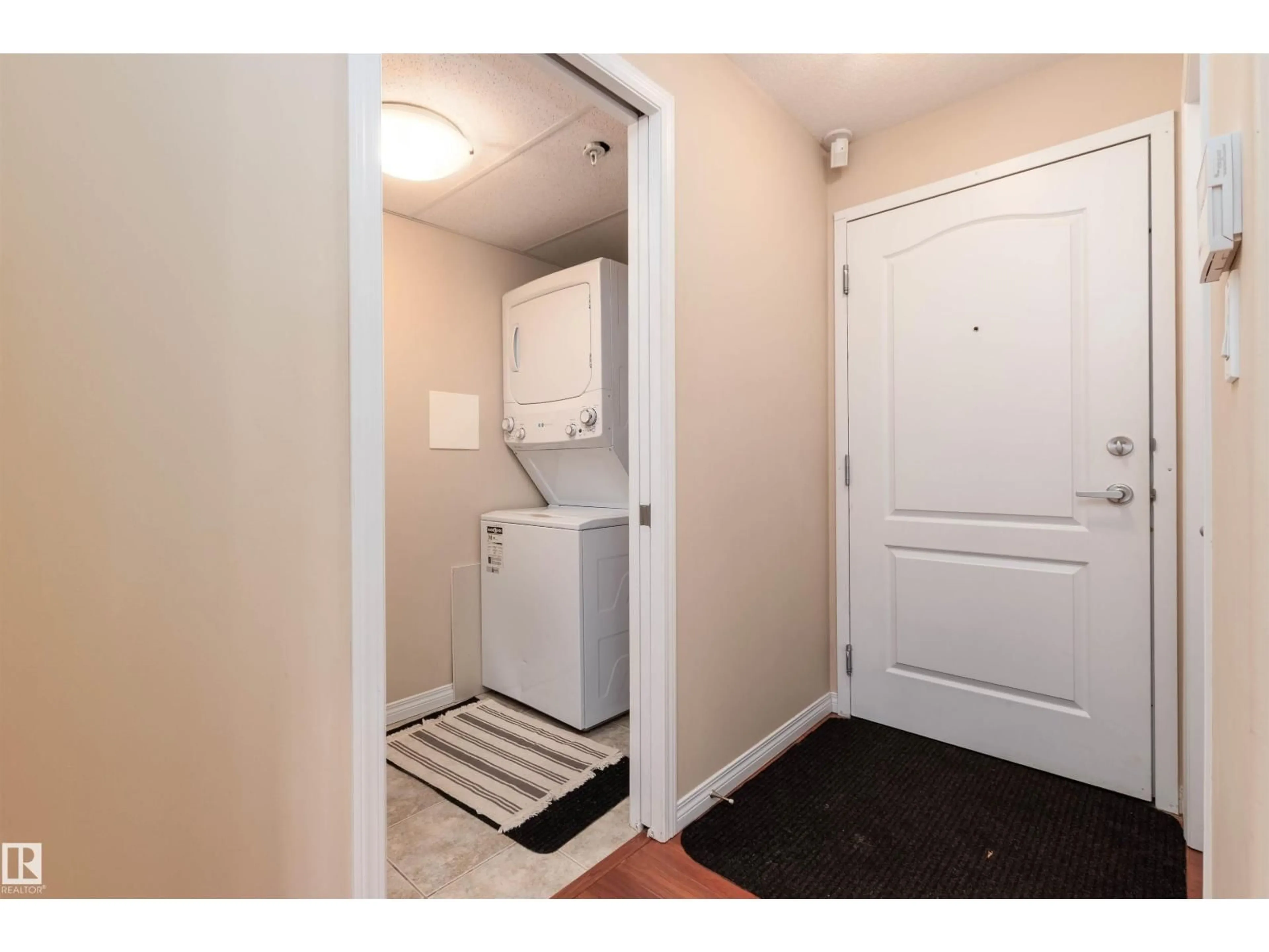 Indoor entryway for 202 - 9905 81 AV, Edmonton Alberta T6E1W5