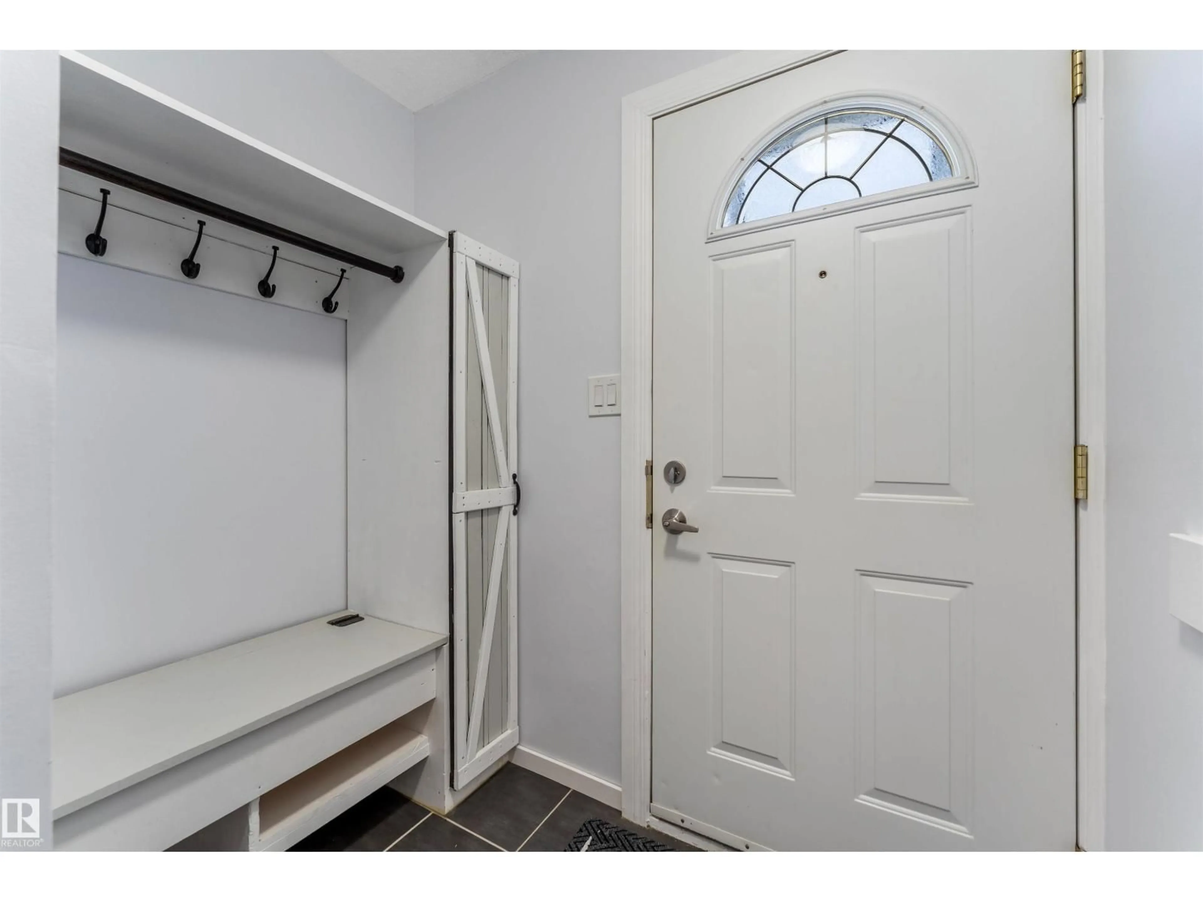 Indoor entryway for 151 MARLBOROUGH PL, Edmonton Alberta T5T1Y6