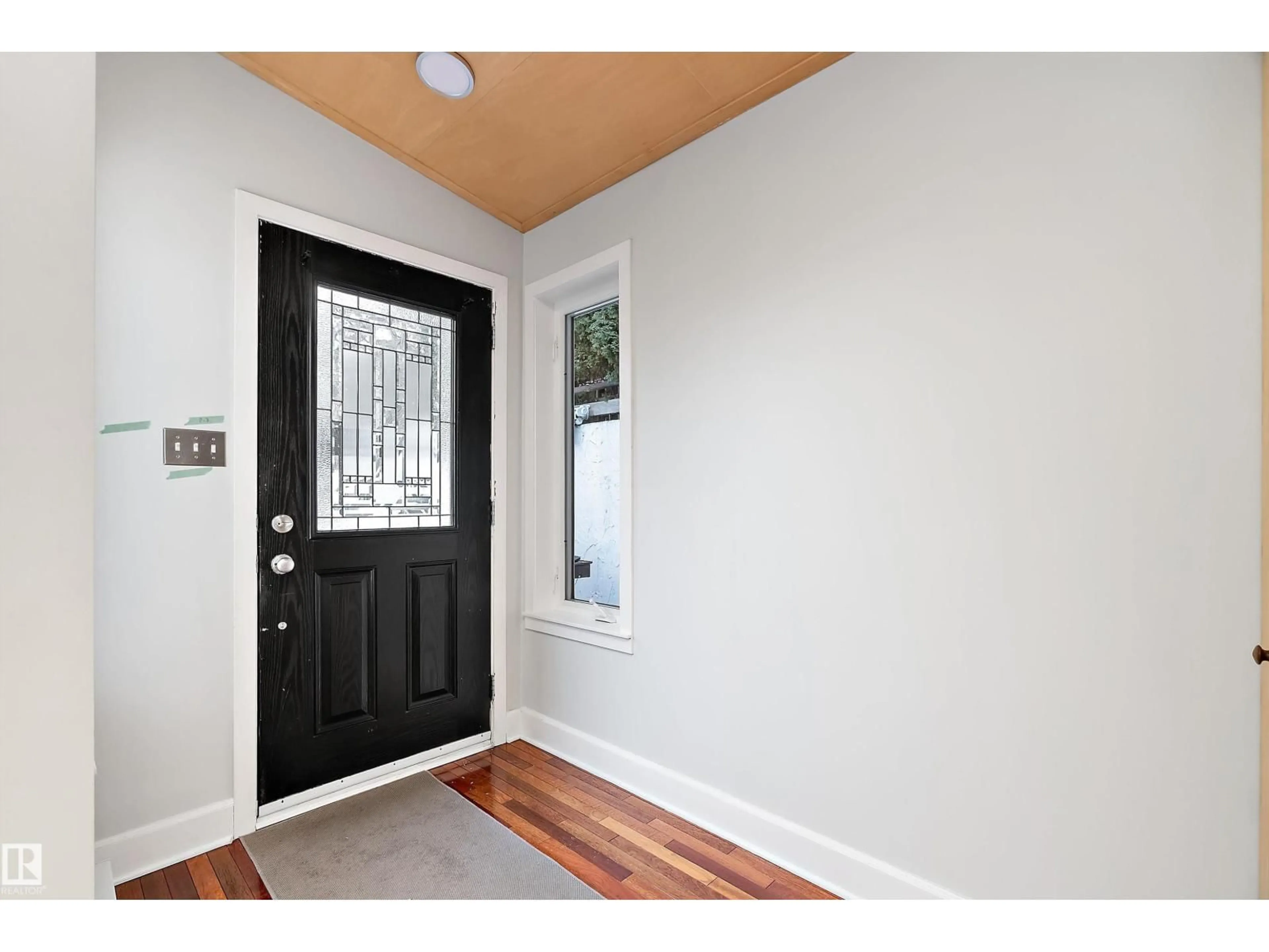 Indoor entryway for NW - 9716 88 AV, Edmonton Alberta T6E2P9