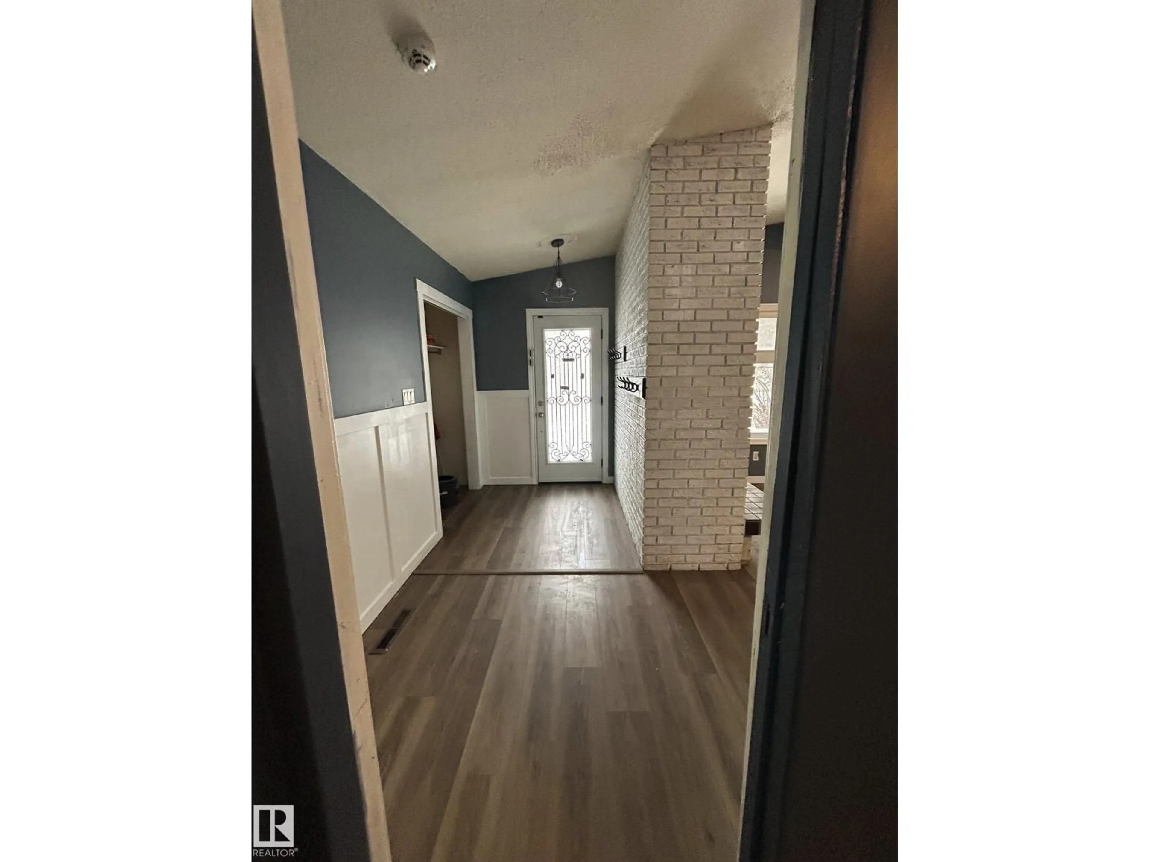 Indoor entryway for 15016 80 ST, Edmonton Alberta T5C1M3