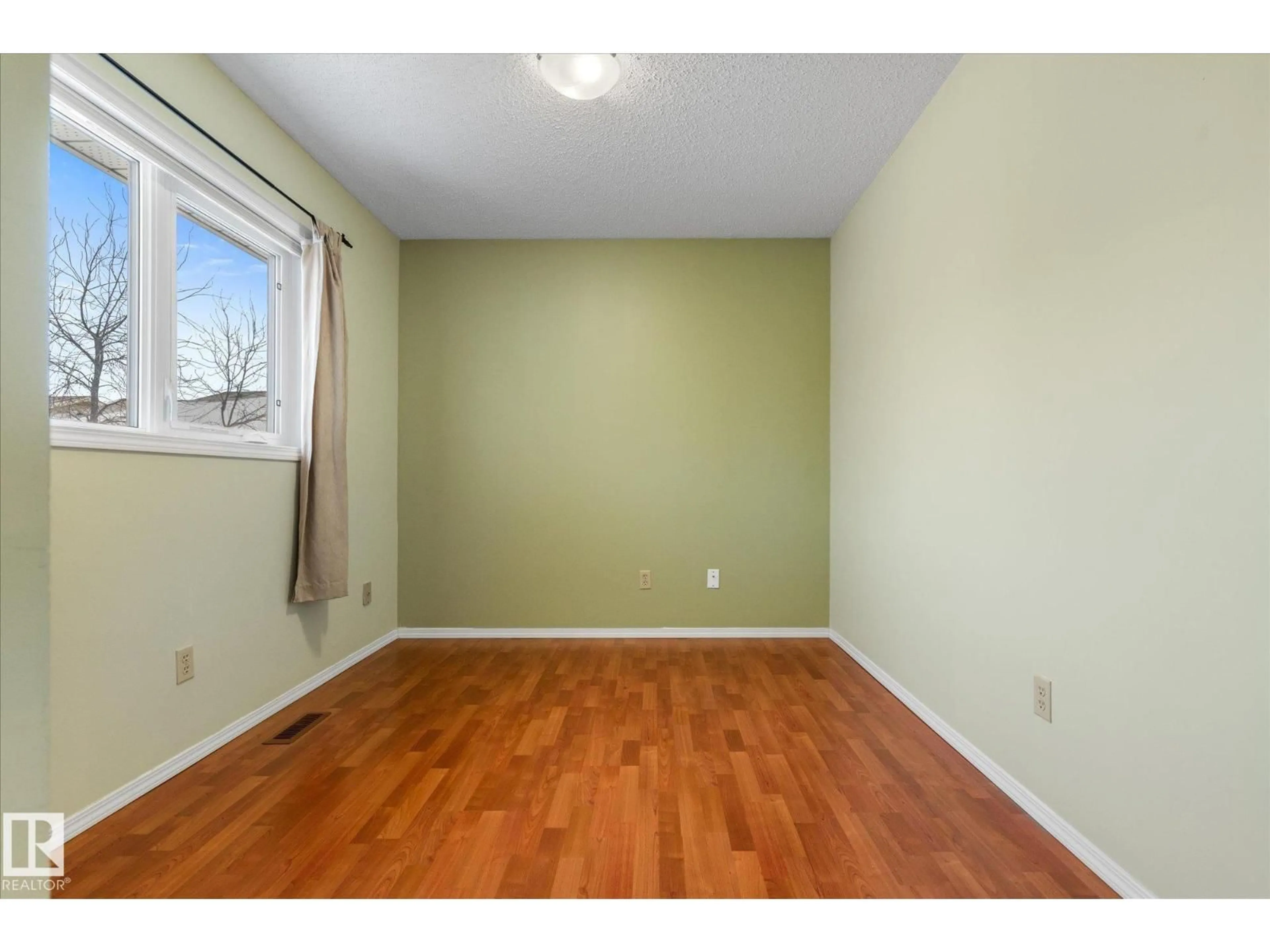 A pic of a room for 10728 153 AV, Edmonton Alberta T5X5T9