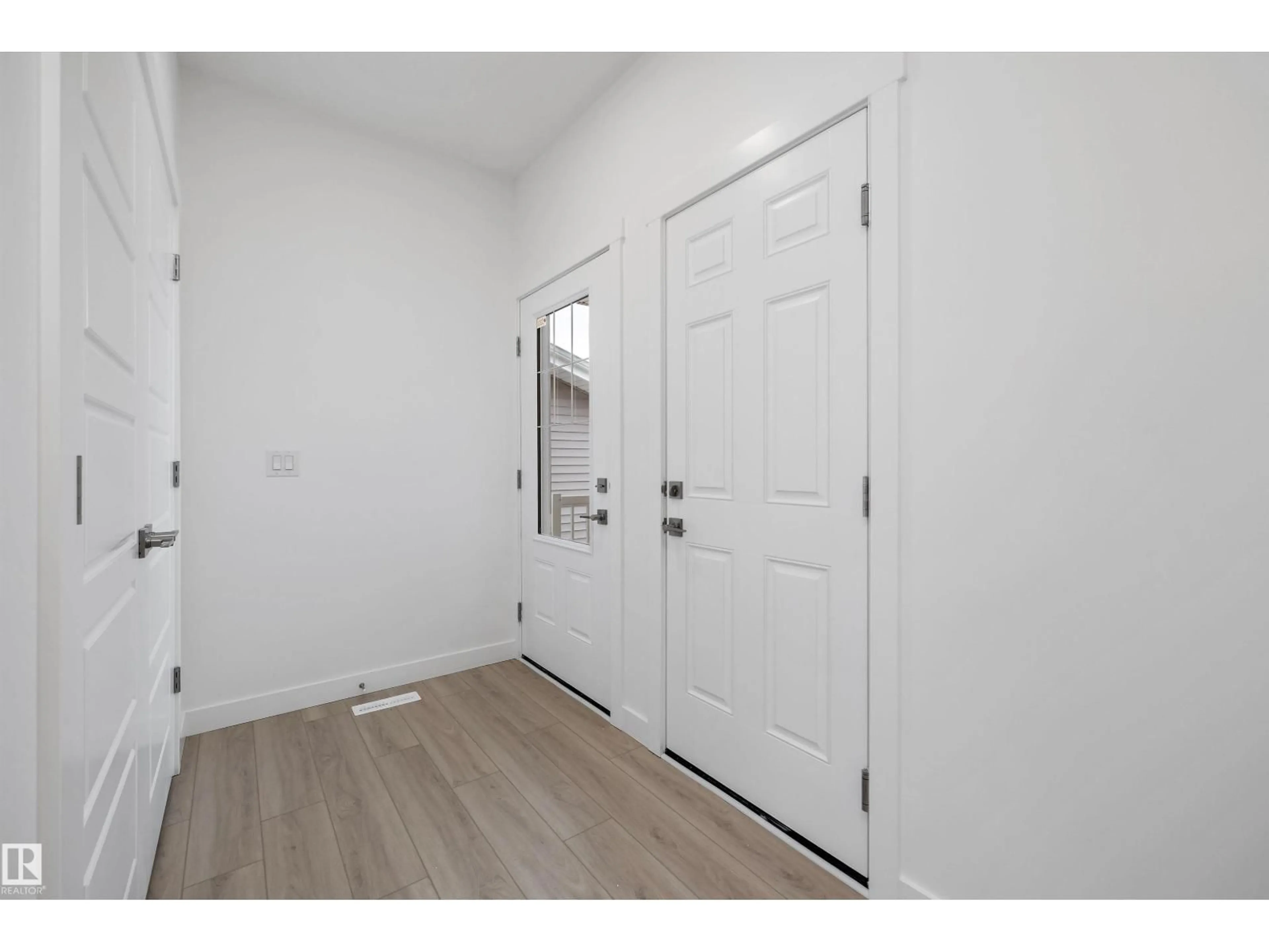 Indoor entryway for 921 19 AV, Edmonton Alberta T6T2X4