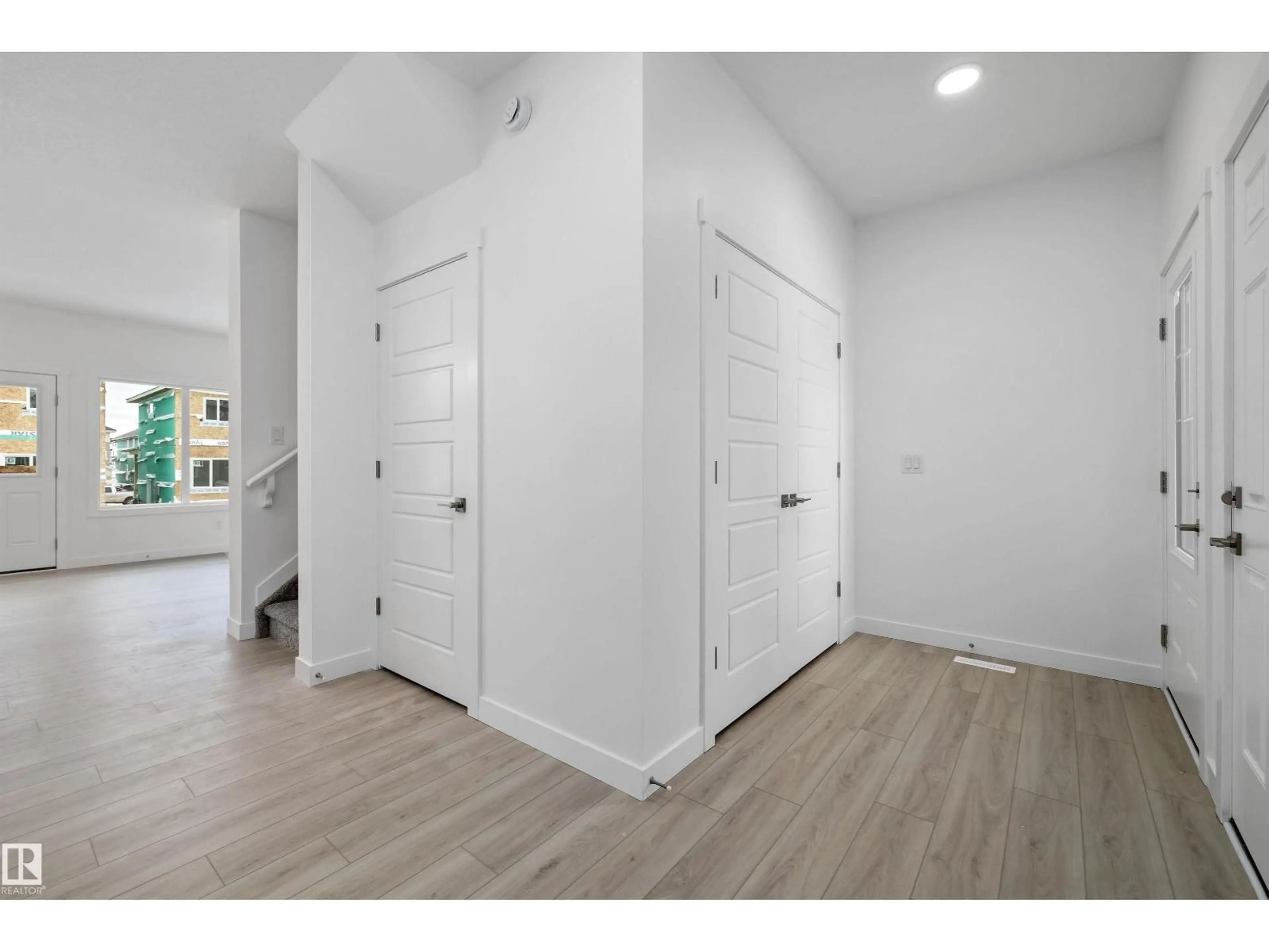 Indoor entryway for 921 19 AV, Edmonton Alberta T6T2X4