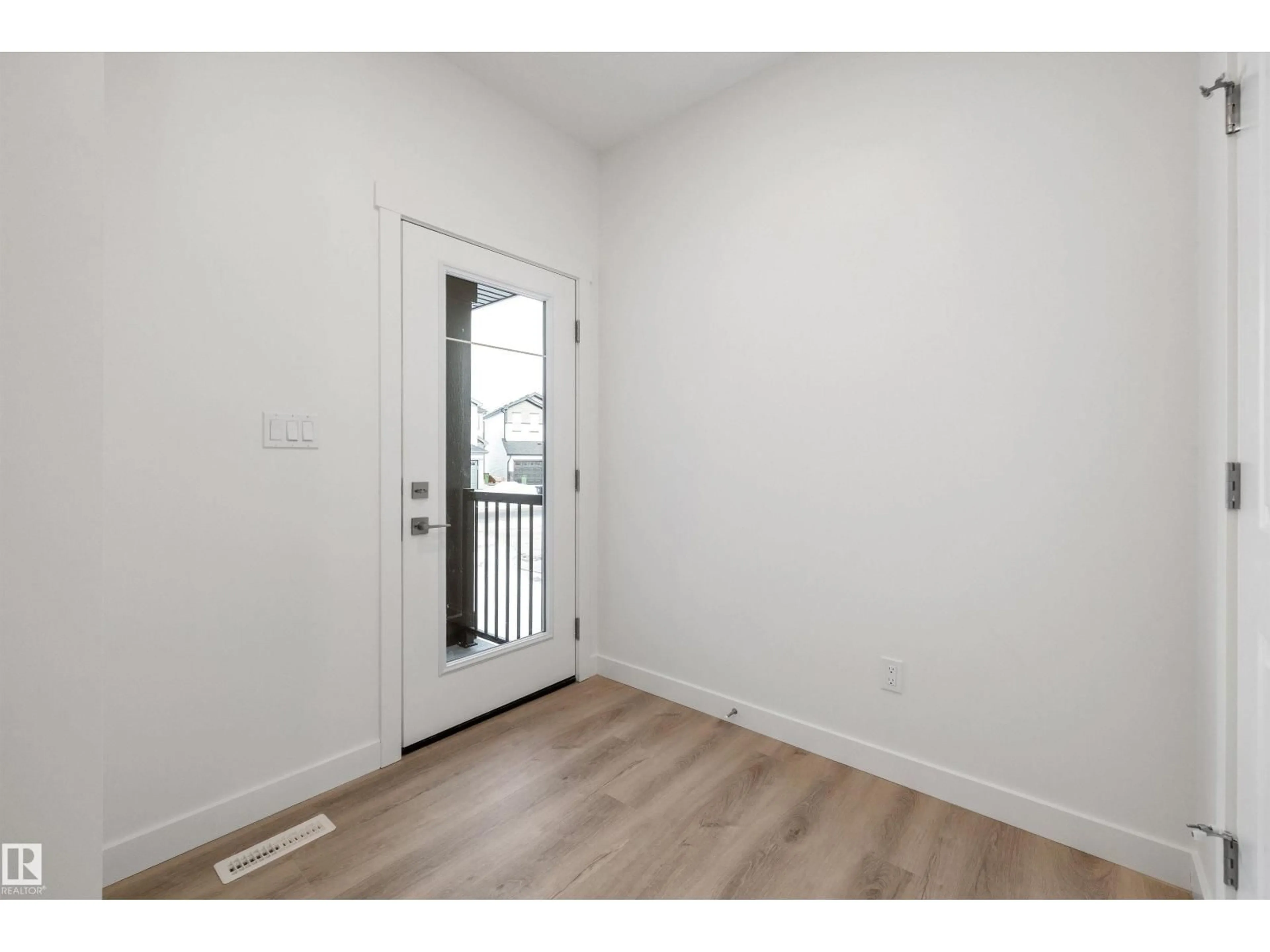 Indoor entryway for 1315 11 AV, Edmonton Alberta T6T2W3