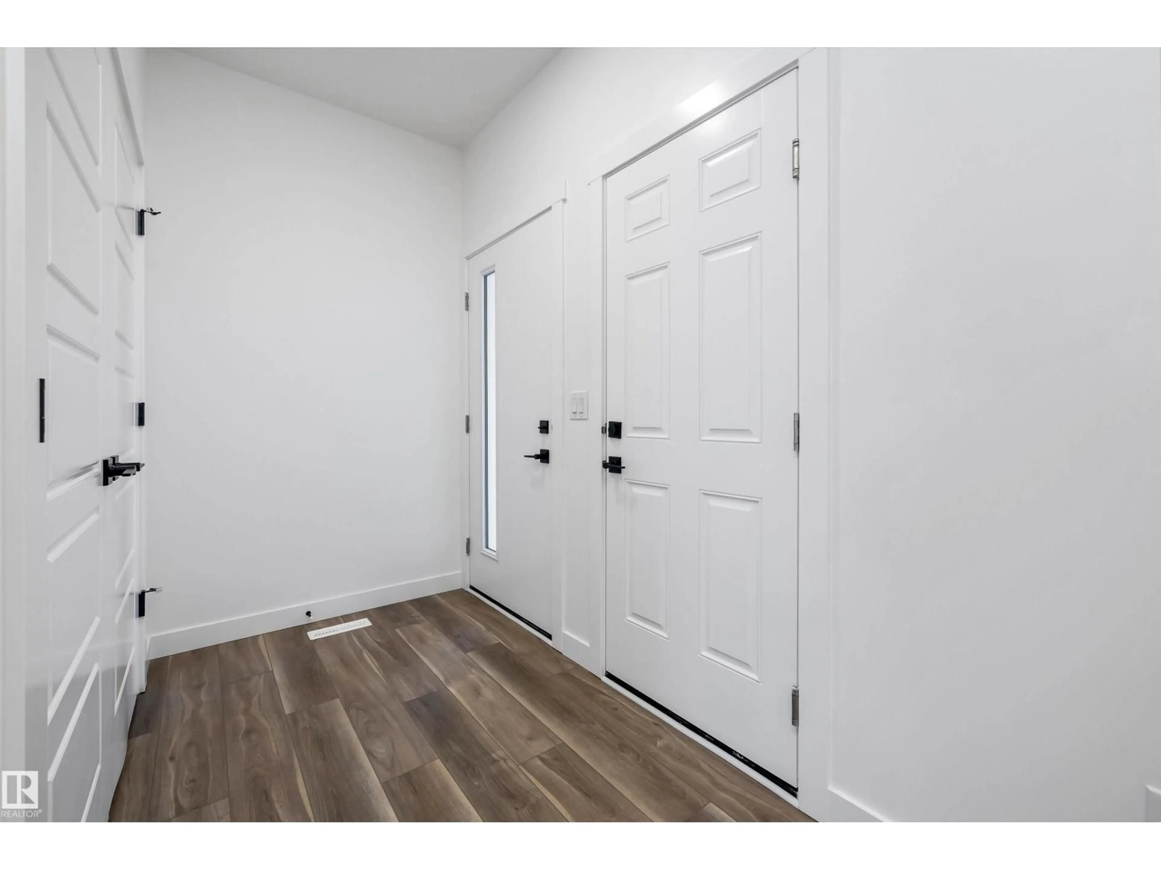 Indoor entryway for 917 19 AV, Edmonton Alberta T6T2X4