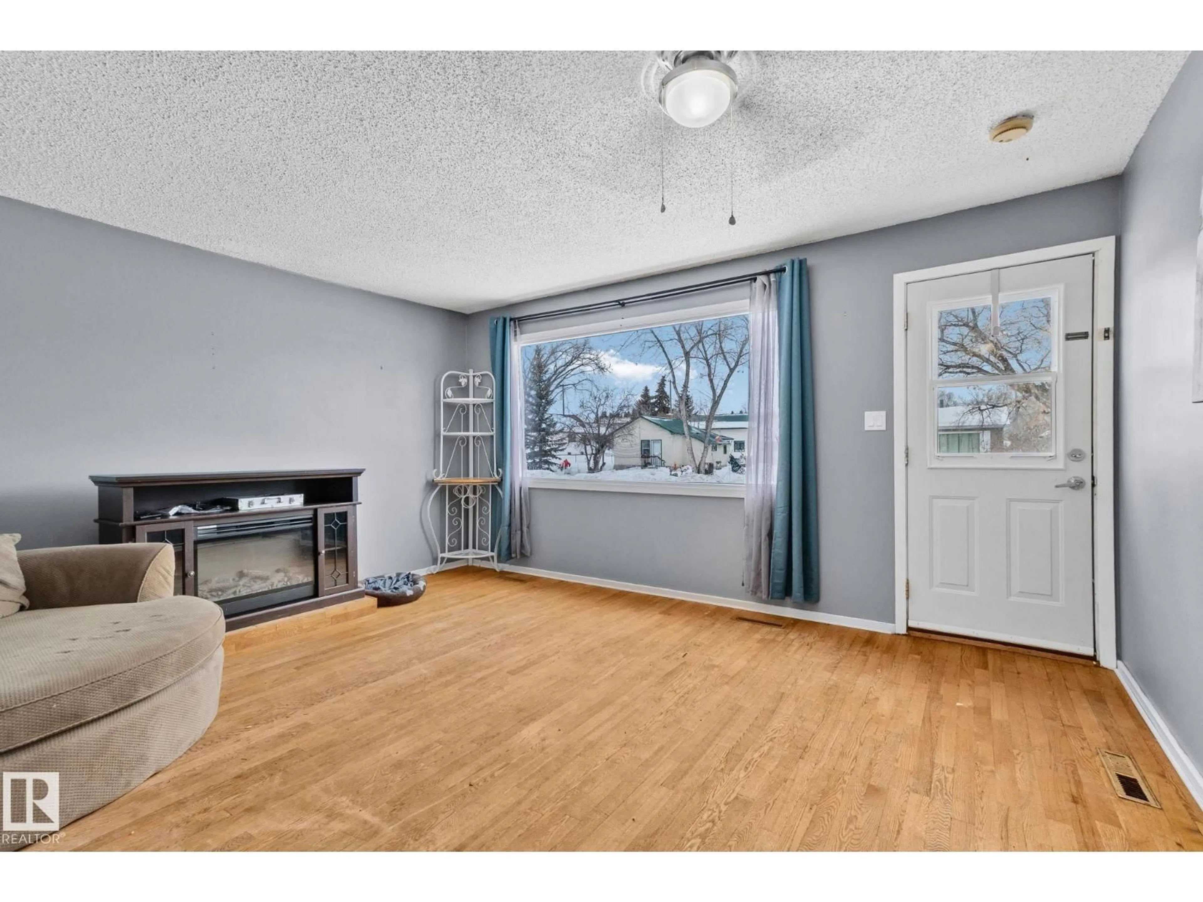 Unknown for 4717 49 AV, Legal Alberta T0G1L0