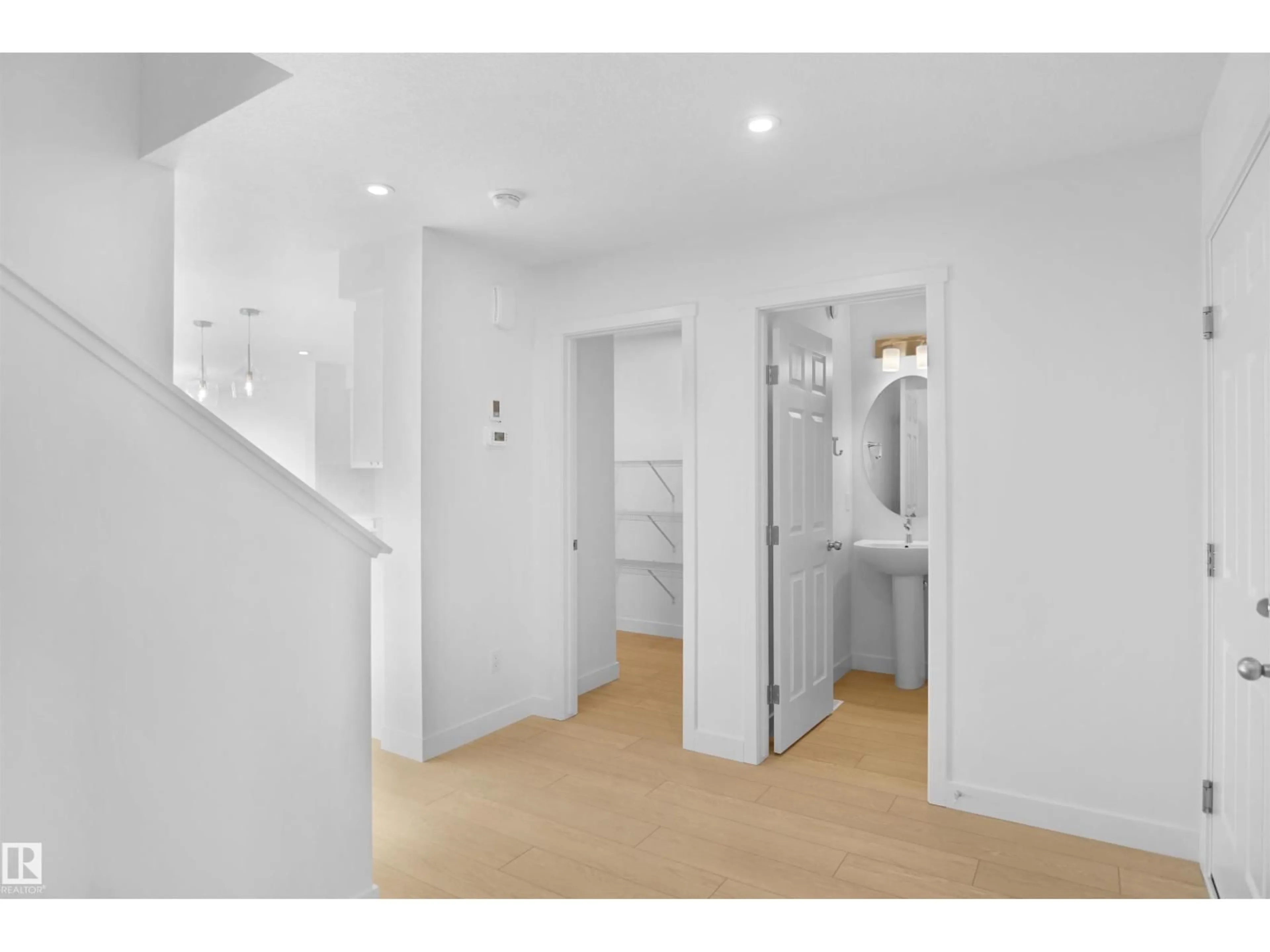 Unknown for 903 19 AV, Edmonton Alberta T6T2V2