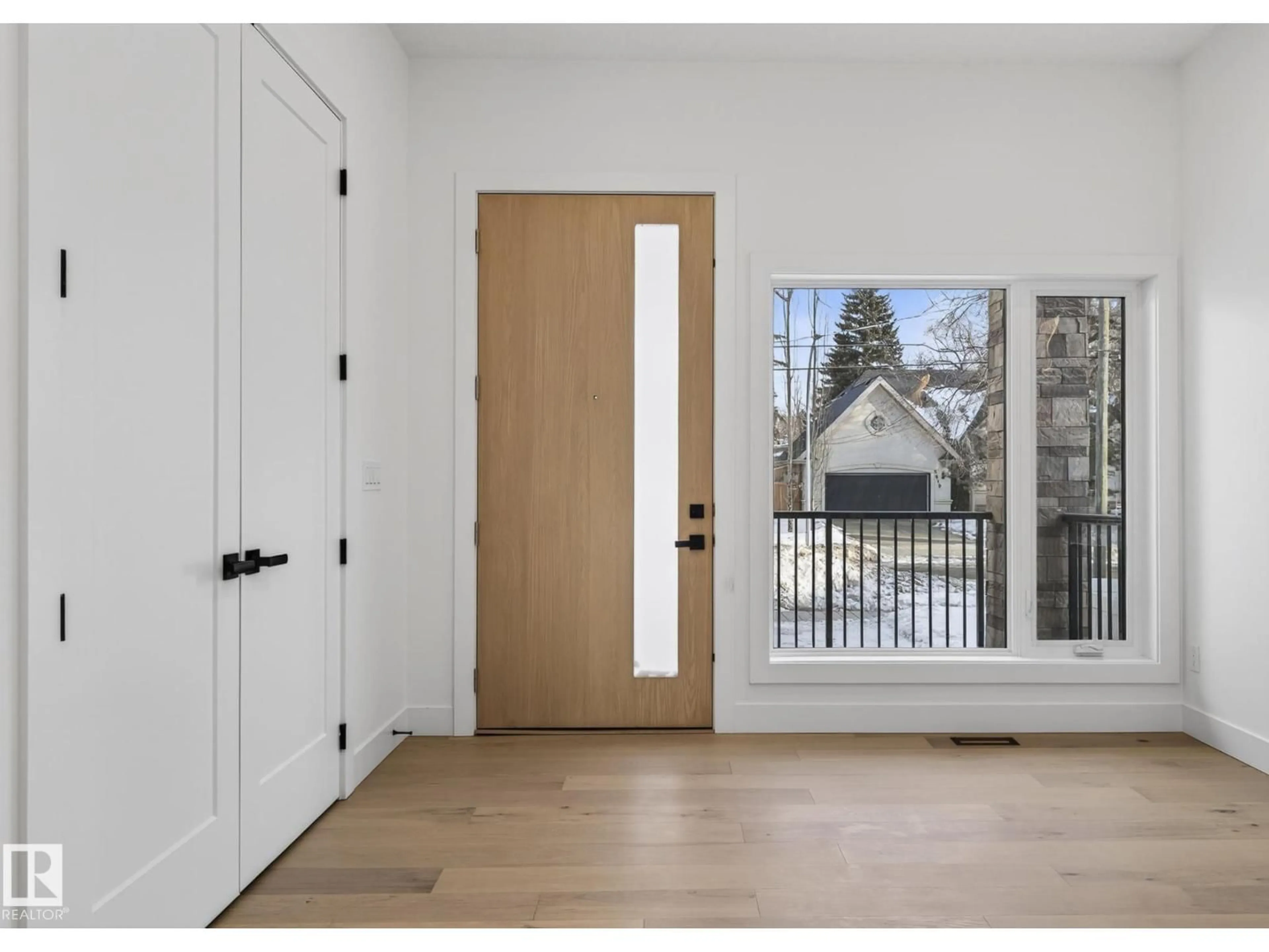 Indoor entryway for 5820 110 ST, Edmonton Alberta T6H3E3