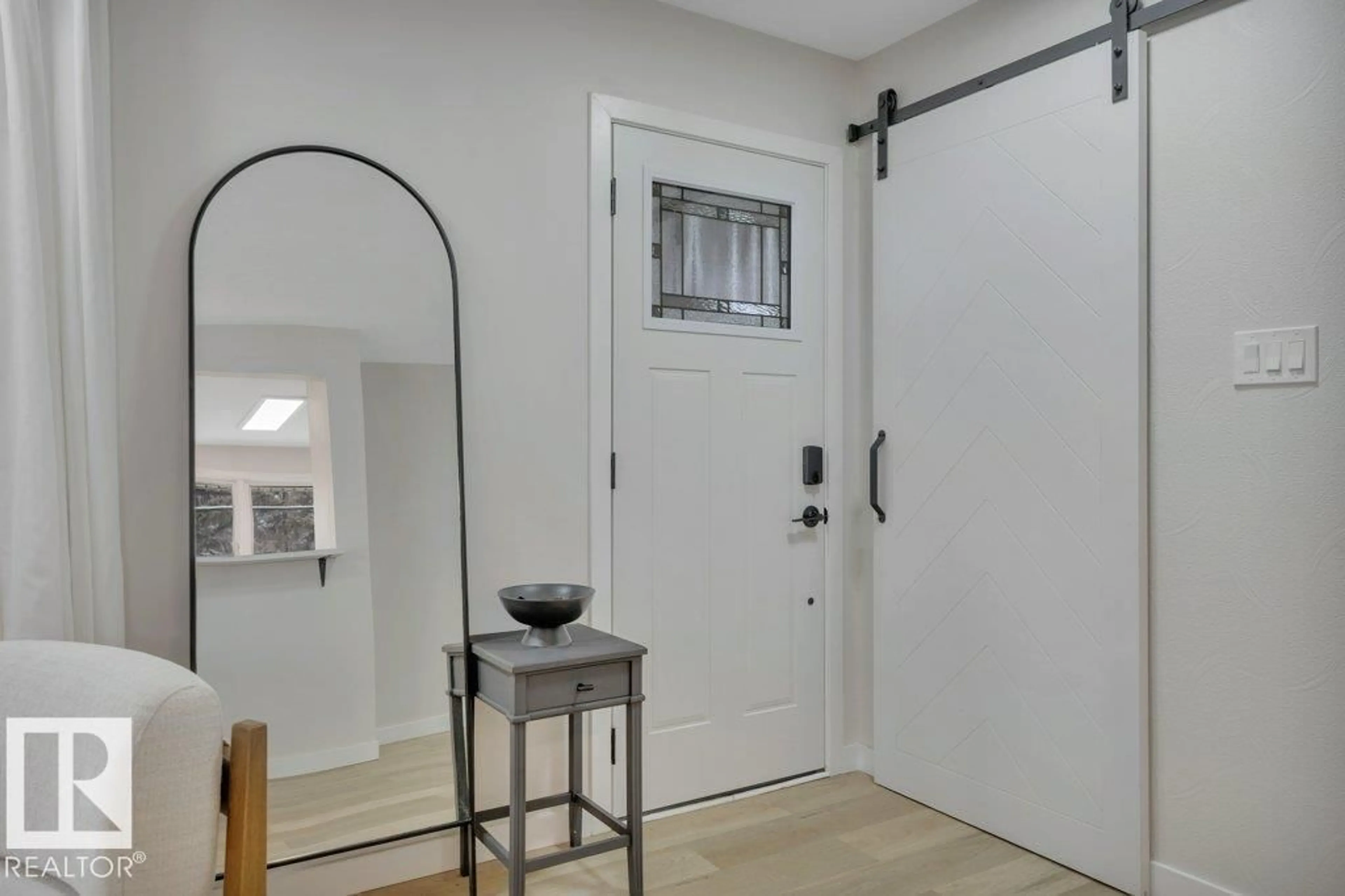 Indoor entryway for NW - 10239 50 ST, Edmonton Alberta T6A2C2