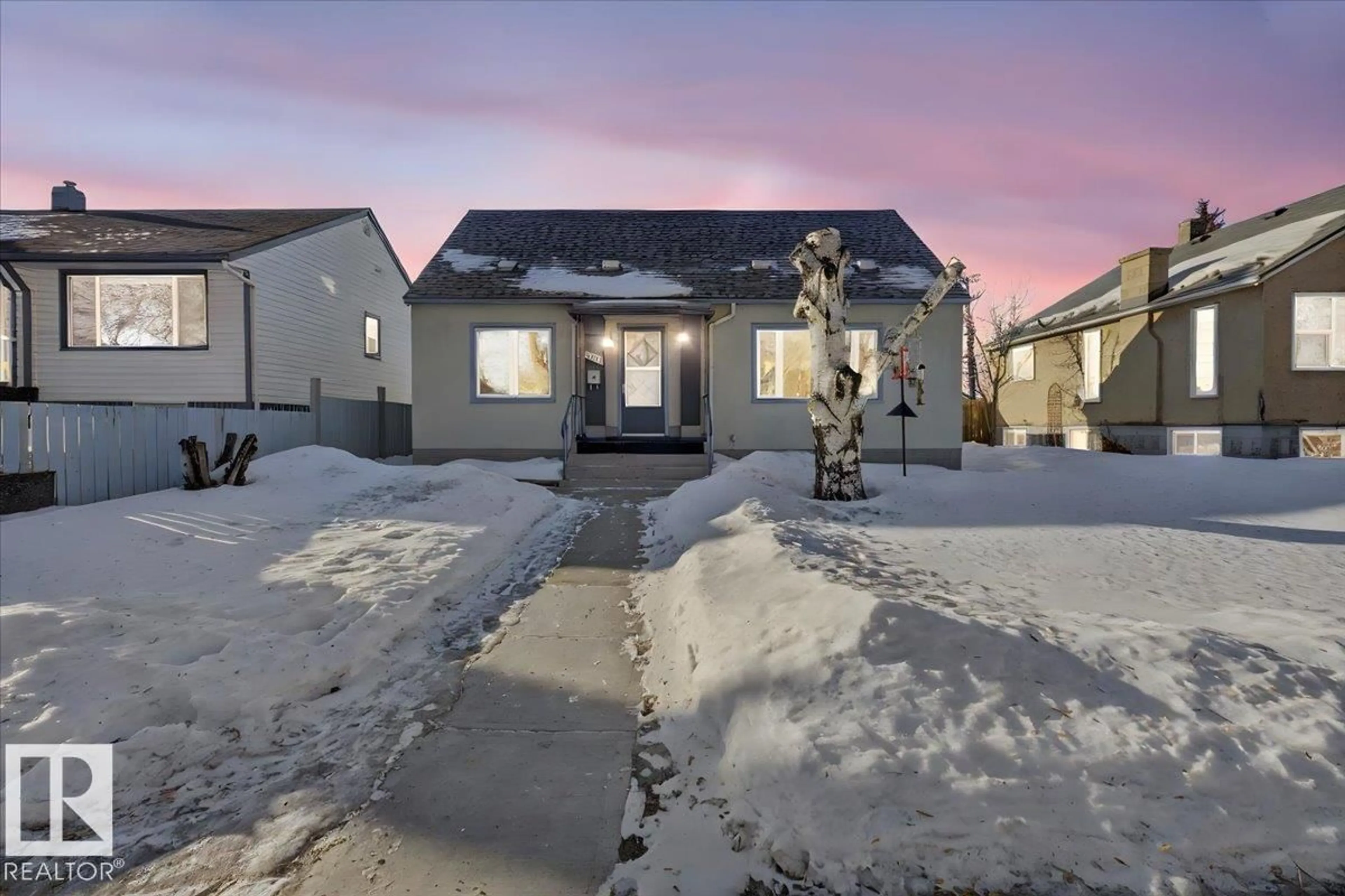 A pic from outside/outdoor area/front of a property/back of a property/a pic from drone, street for 11630 71 ST, Edmonton Alberta T5B1W2