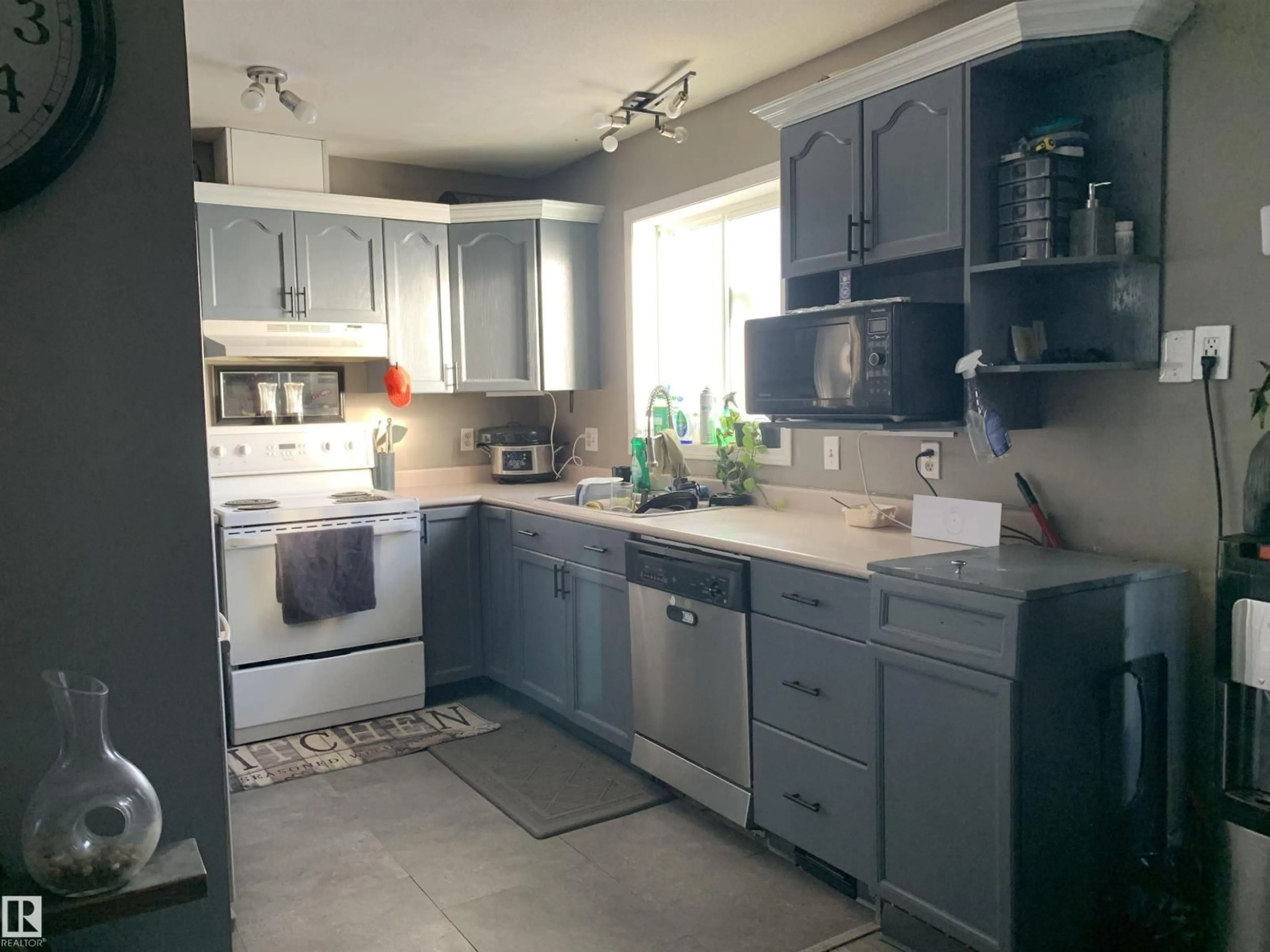 Standard kitchen, unknown for 32 RGE ROAD 212 A, Rural Strathcona County Alberta T8G1B2