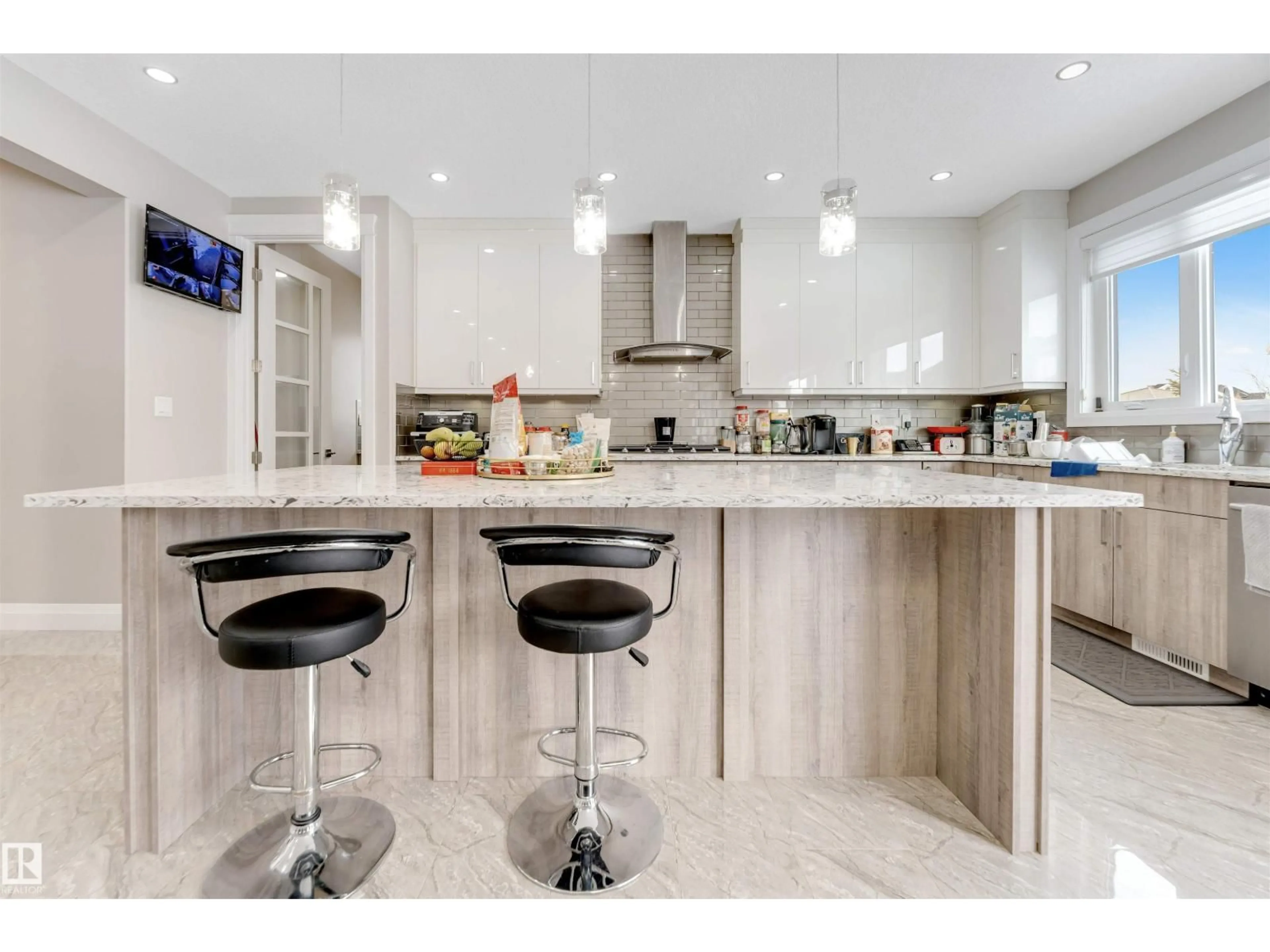 Contemporary kitchen, unknown for SW - 2029 89B ST, Edmonton Alberta T6X0R9