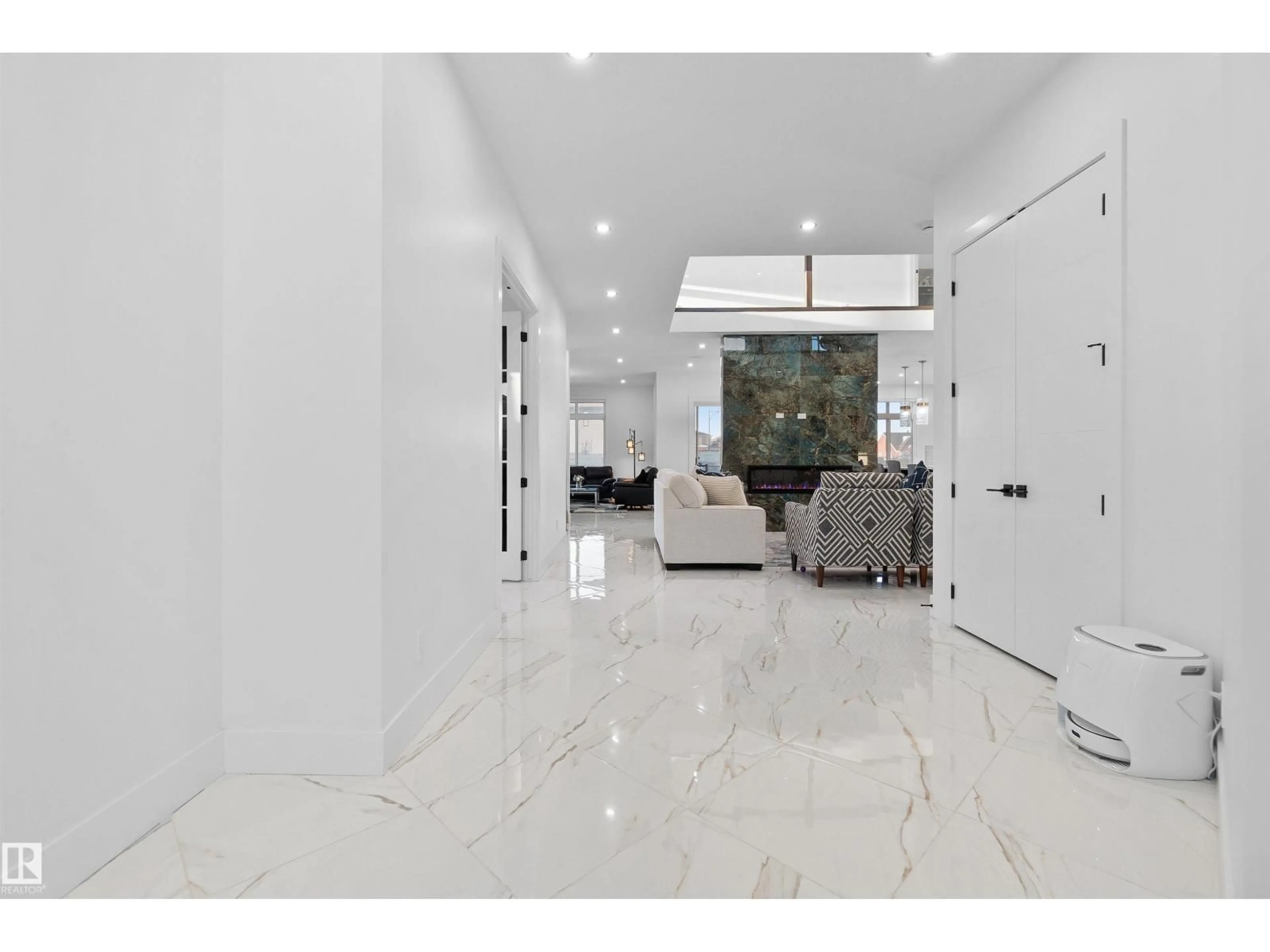 Indoor foyer for 3904 GINSBURG CR, Edmonton Alberta T5T4V2