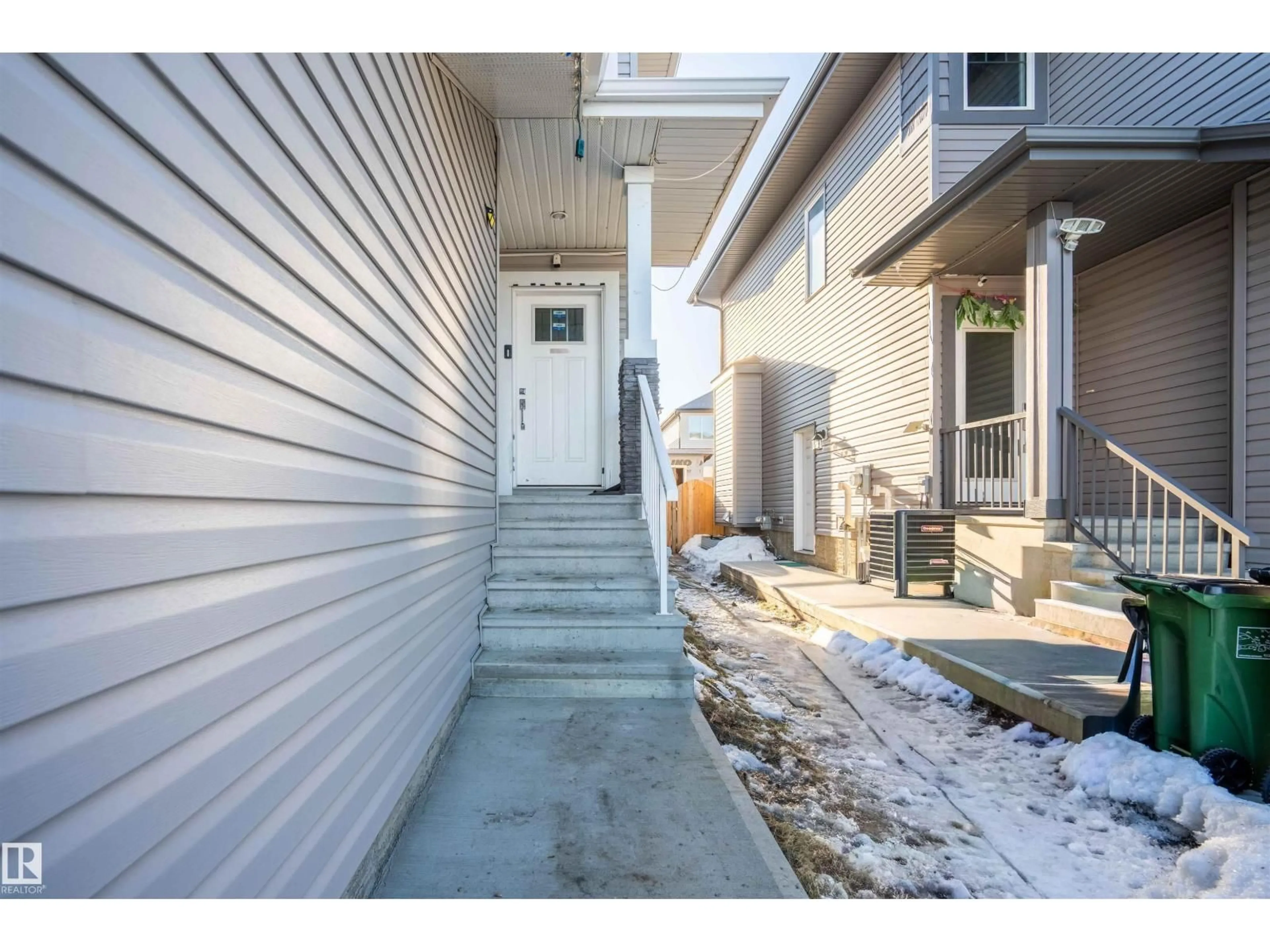 Indoor entryway for 2021 15 AV, Edmonton Alberta T6T1B2