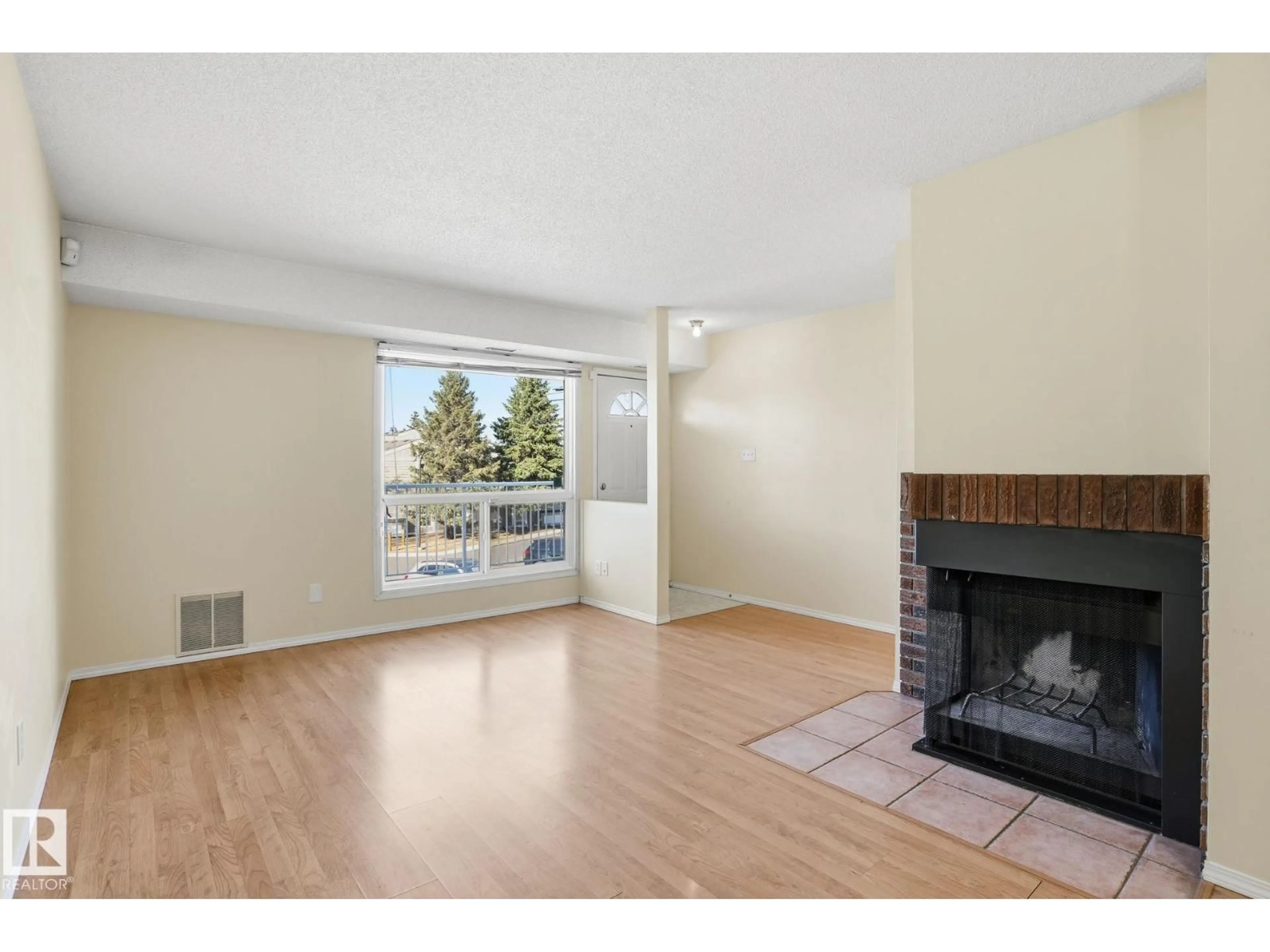 A pic of a room for 66 - 2204 118 ST NW, Edmonton Alberta T6J5K2