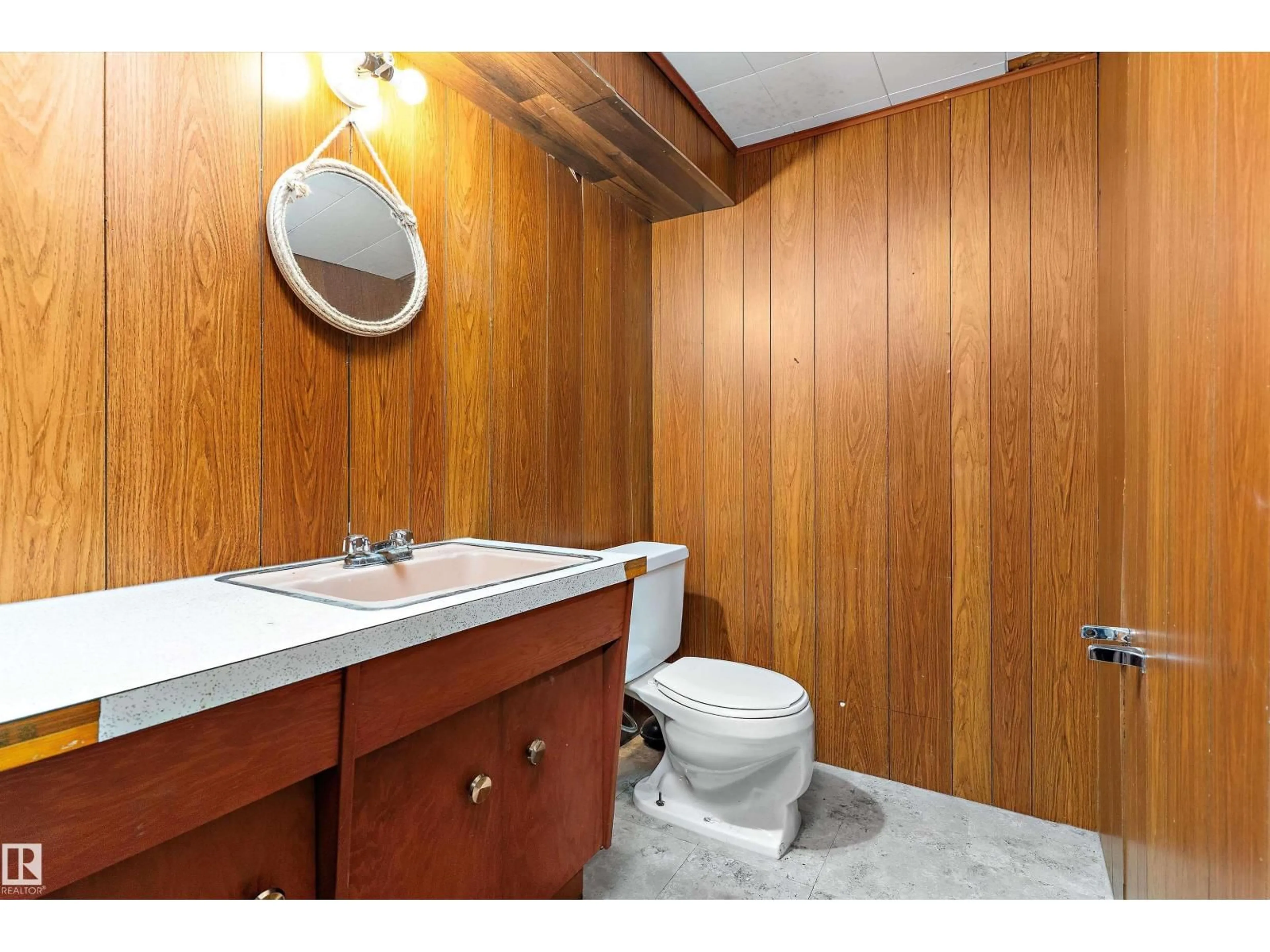 Standard bathroom, wood/laminate floor for 53241 RGE ROAD 215, Rural Strathcona County Alberta T8E2B3