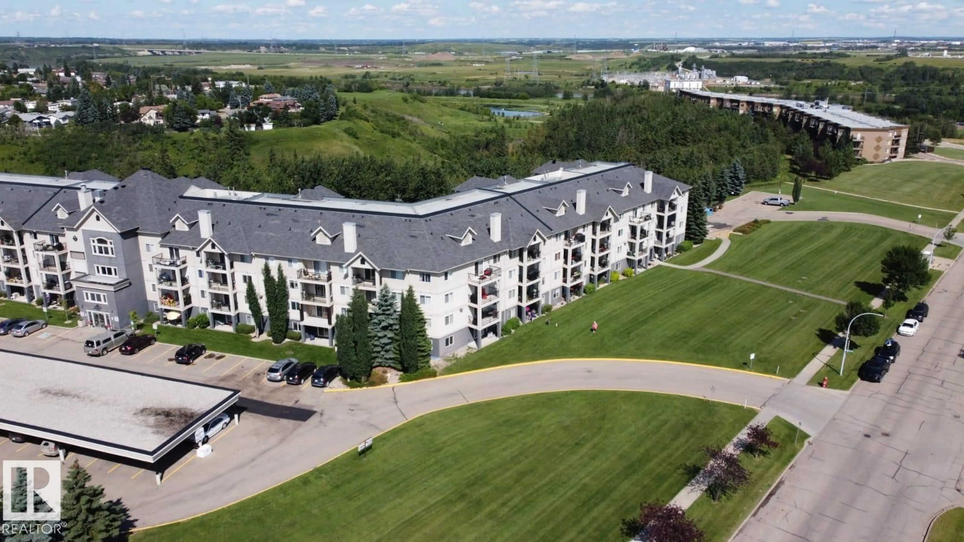 A pic from outside/outdoor area/front of a property/back of a property/a pic from drone, unknown for 315 592 HOOKE RD NW, Edmonton Alberta T5A5H2