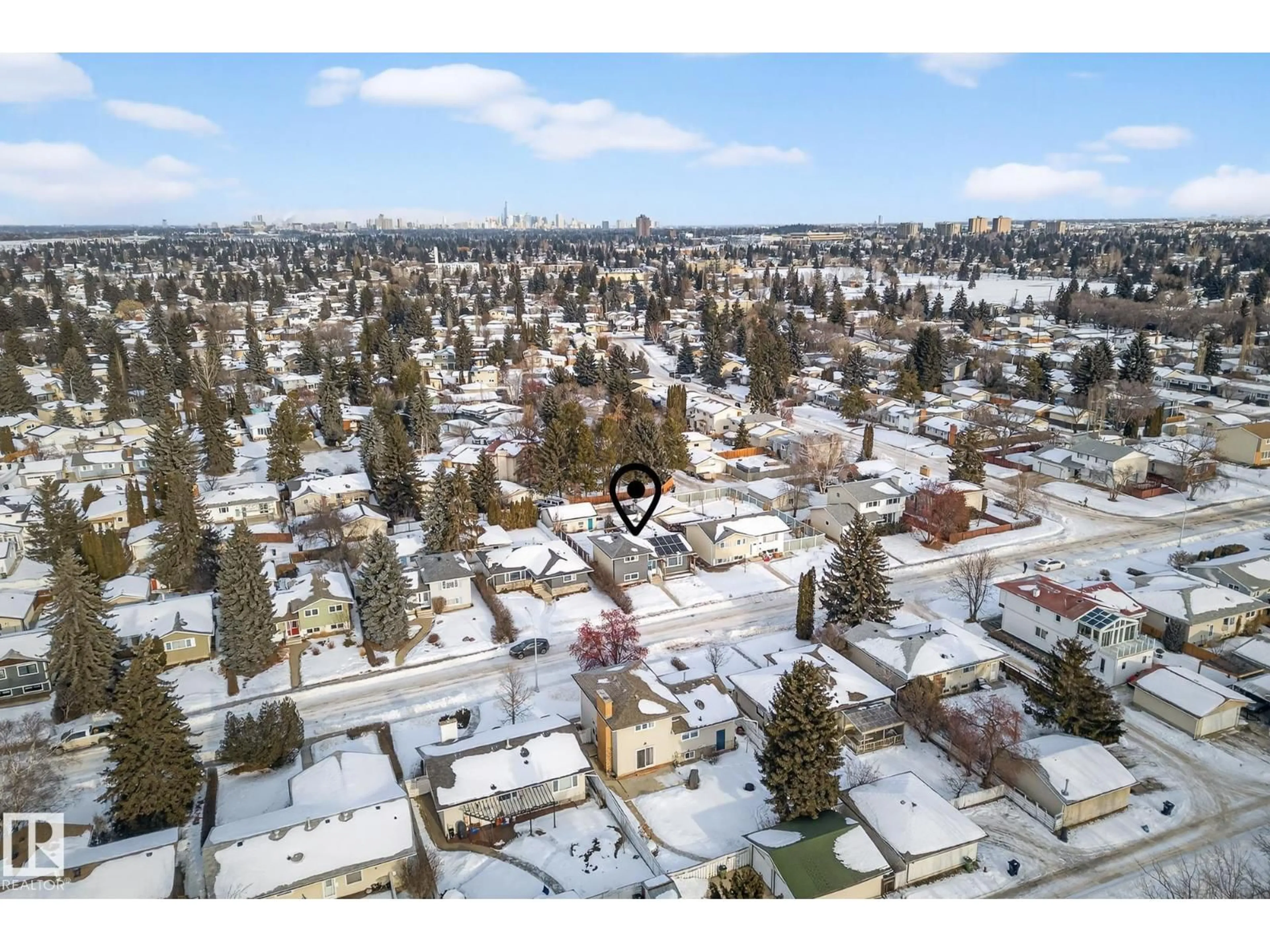 A pic from outside/outdoor area/front of a property/back of a property/a pic from drone, street for 11508 35A AV, Edmonton Alberta T6J0B2