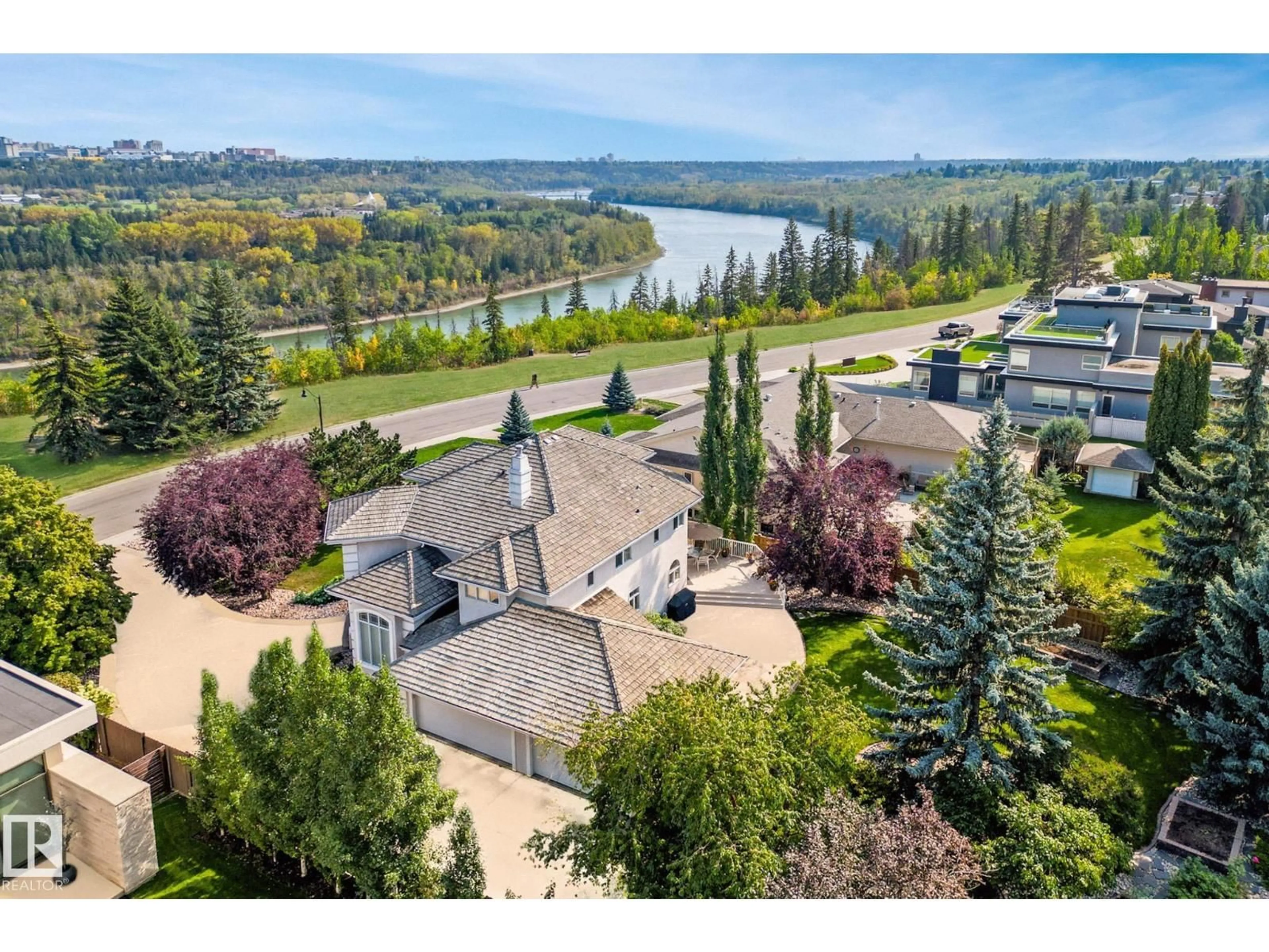 A pic from outside/outdoor area/front of a property/back of a property/a pic from drone, water/lake/river/ocean view for 9704 RIVERSIDE DR, Edmonton Alberta T5N3M6