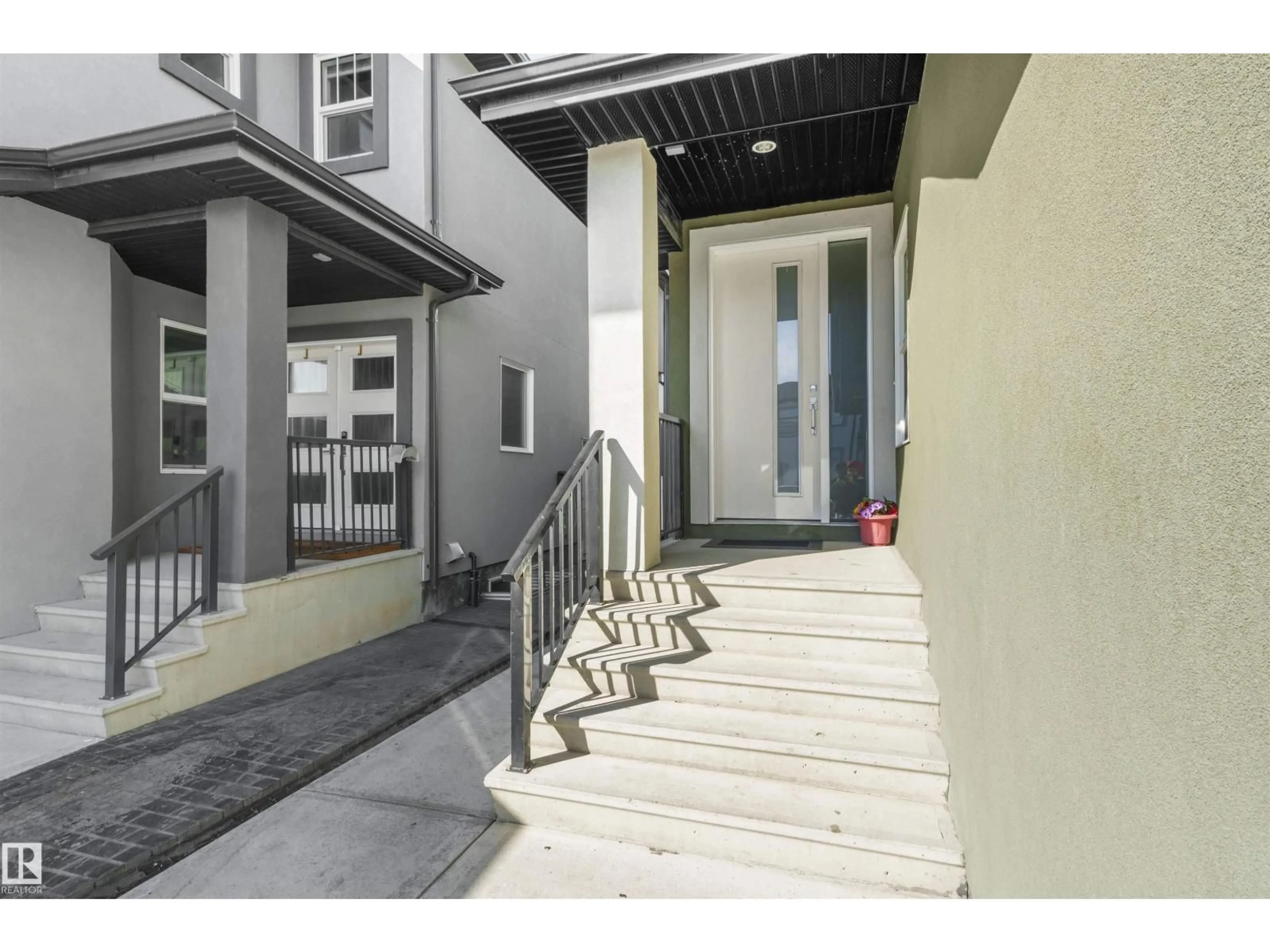 Indoor foyer for 17024 62 ST, Edmonton Alberta T5Y3S4