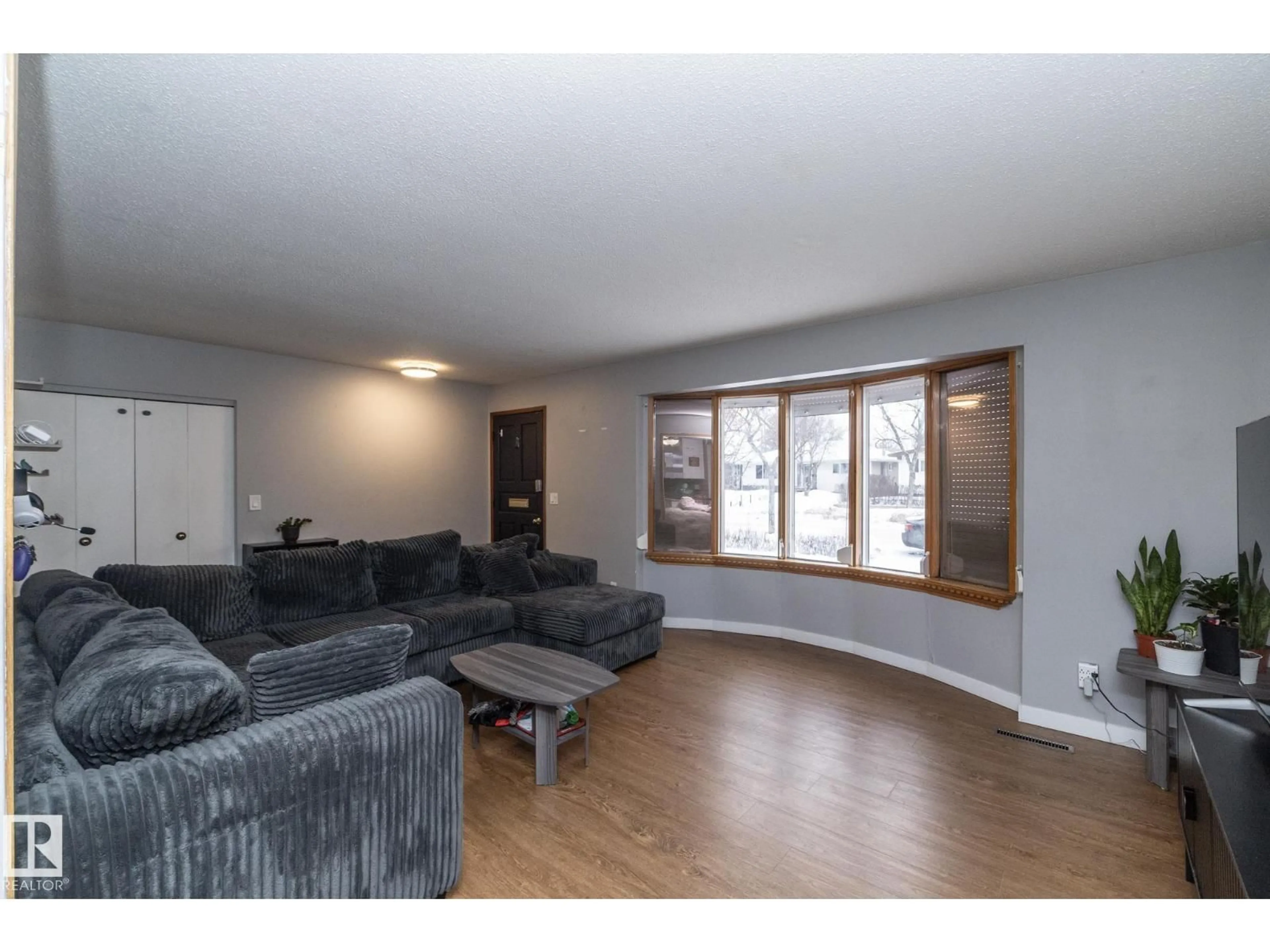 Living room with furniture, wood/laminate floor for 9512 SHERRIDON DR, Fort Saskatchewan Alberta T8L1W3