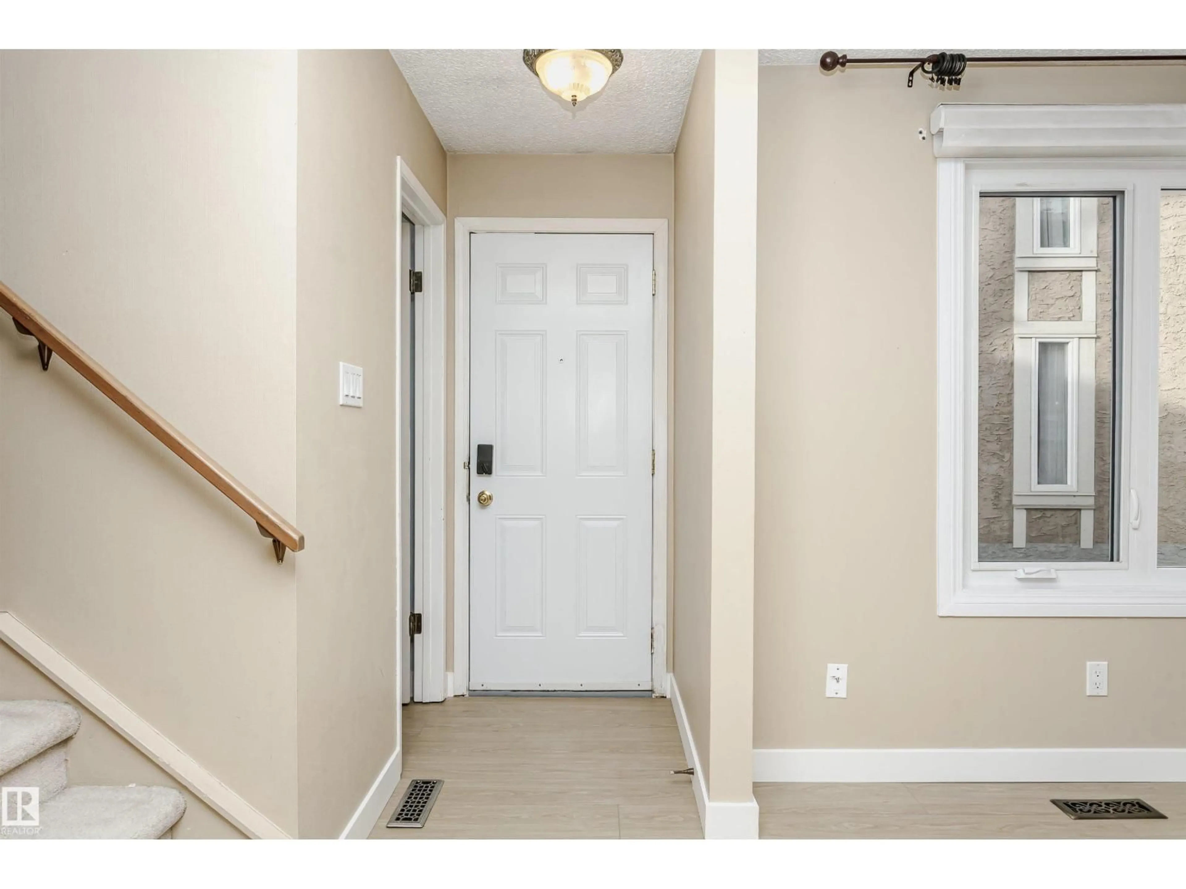 Indoor entryway for 21 - 11111 26 AV NW, Edmonton Alberta T6J5M7