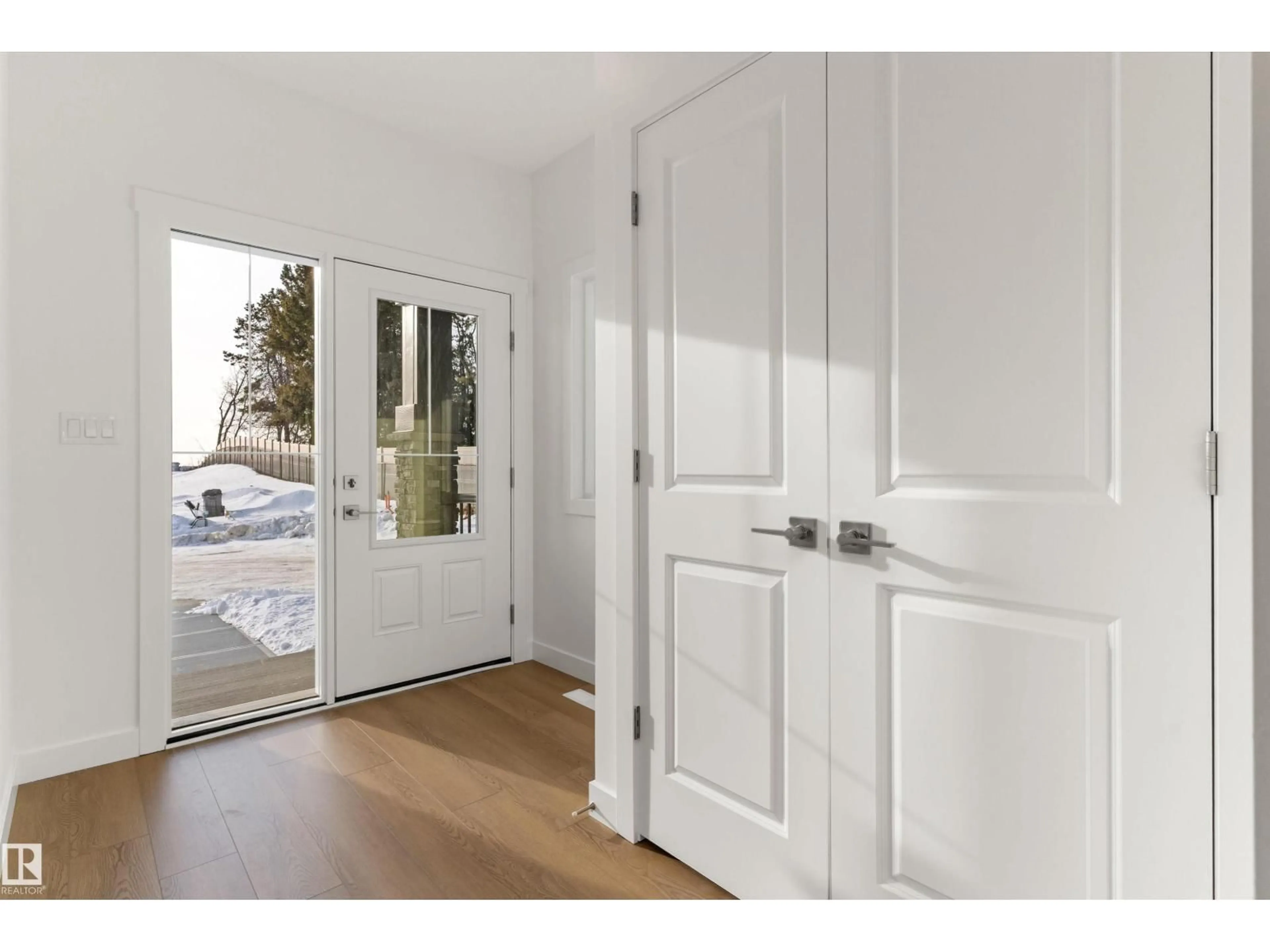 Indoor entryway for 20832 40 AV, Edmonton Alberta T6M3G1