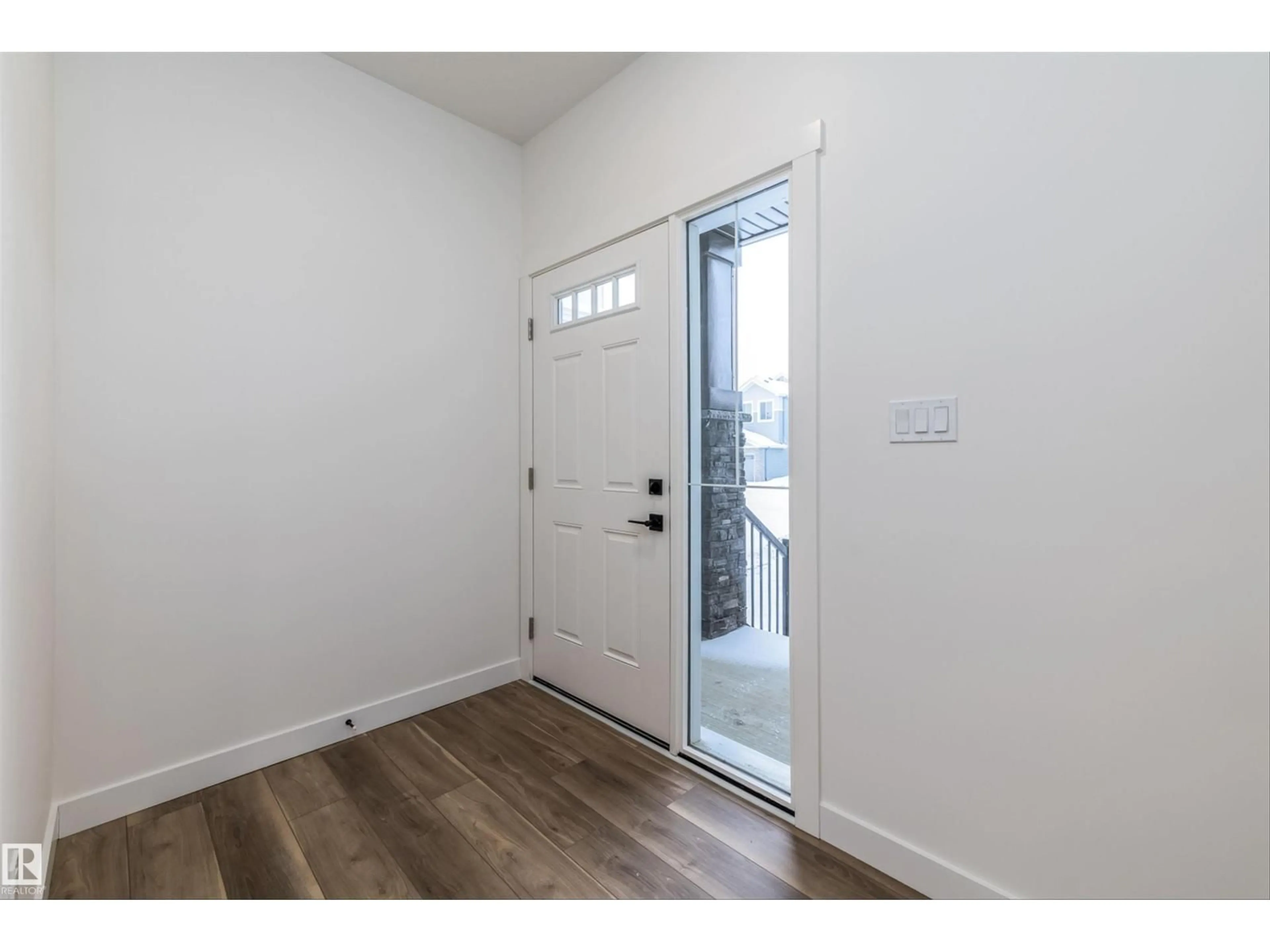 Indoor entryway for 656 KINGLET BV, Edmonton Alberta T5S0S8