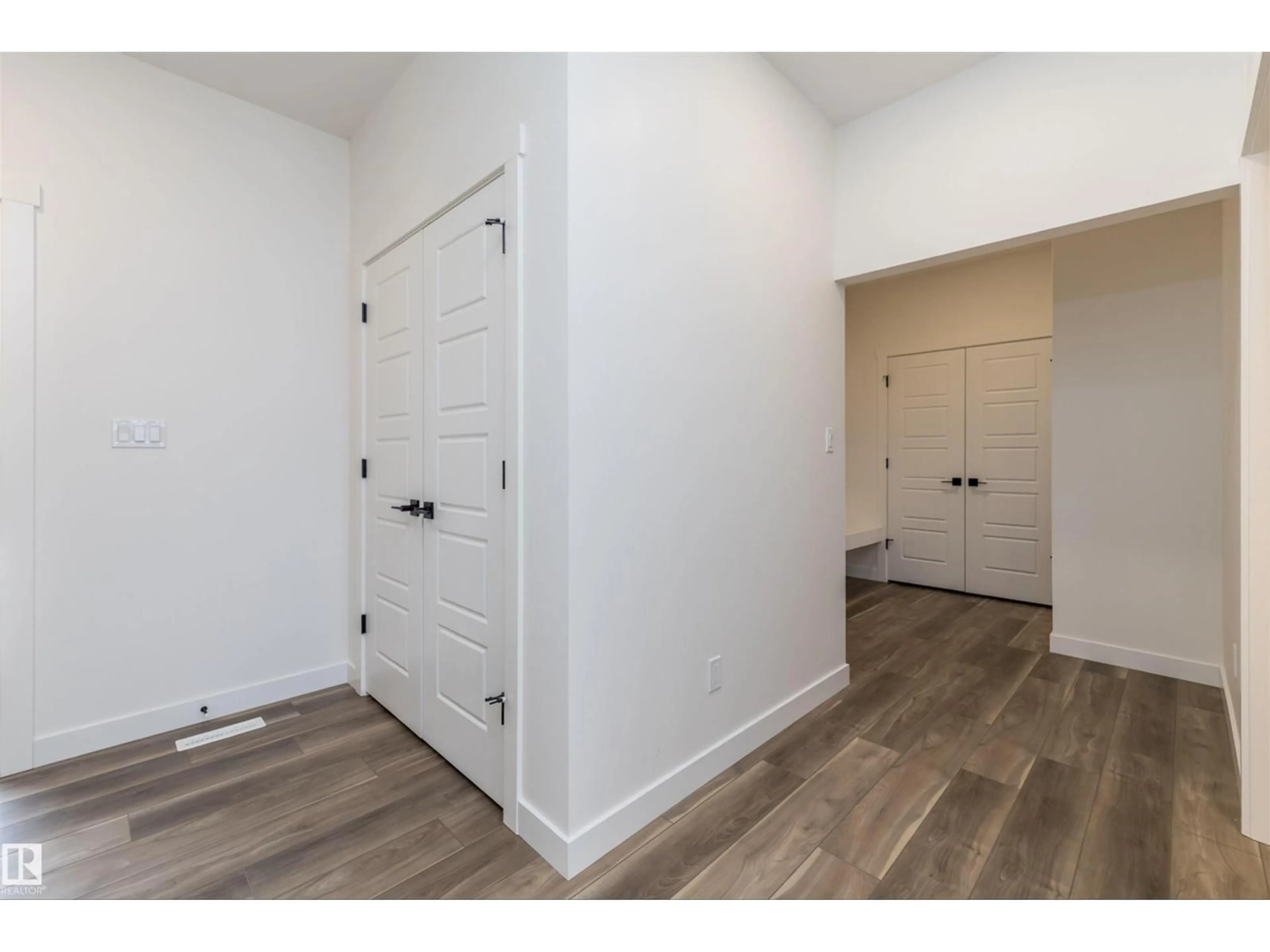 Indoor entryway for 656 KINGLET BV, Edmonton Alberta T5S0S8