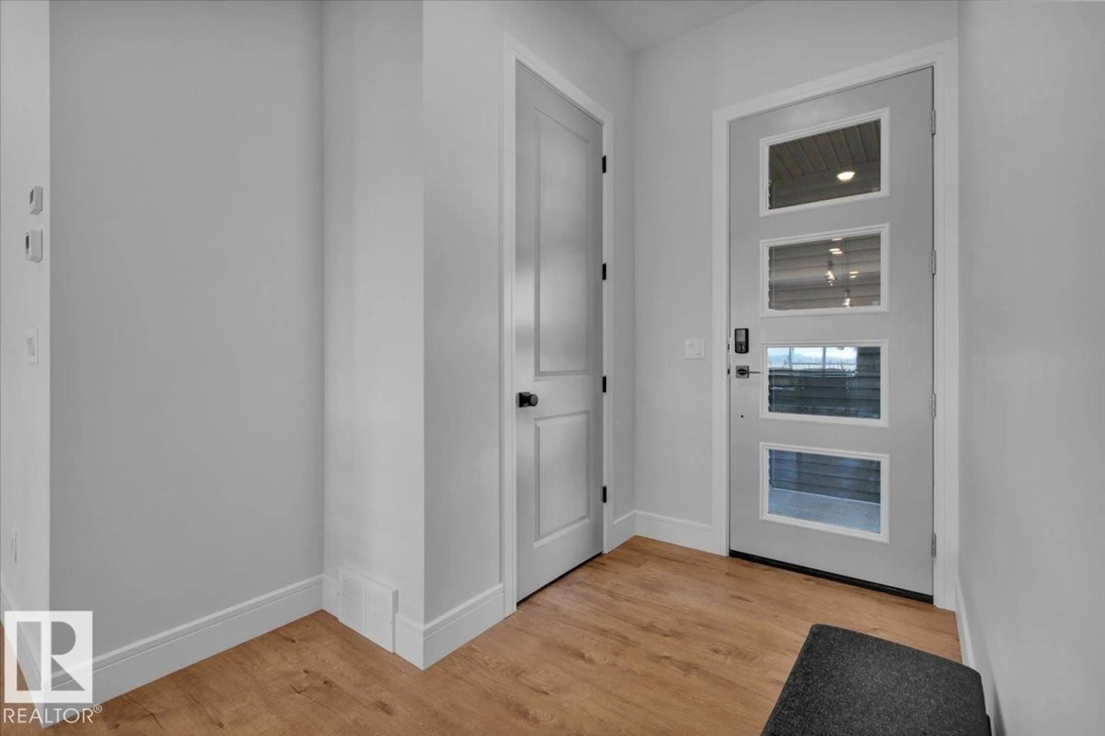 Indoor entryway for 2003 GENESIS LN, Stony Plain Alberta T7Z0K5