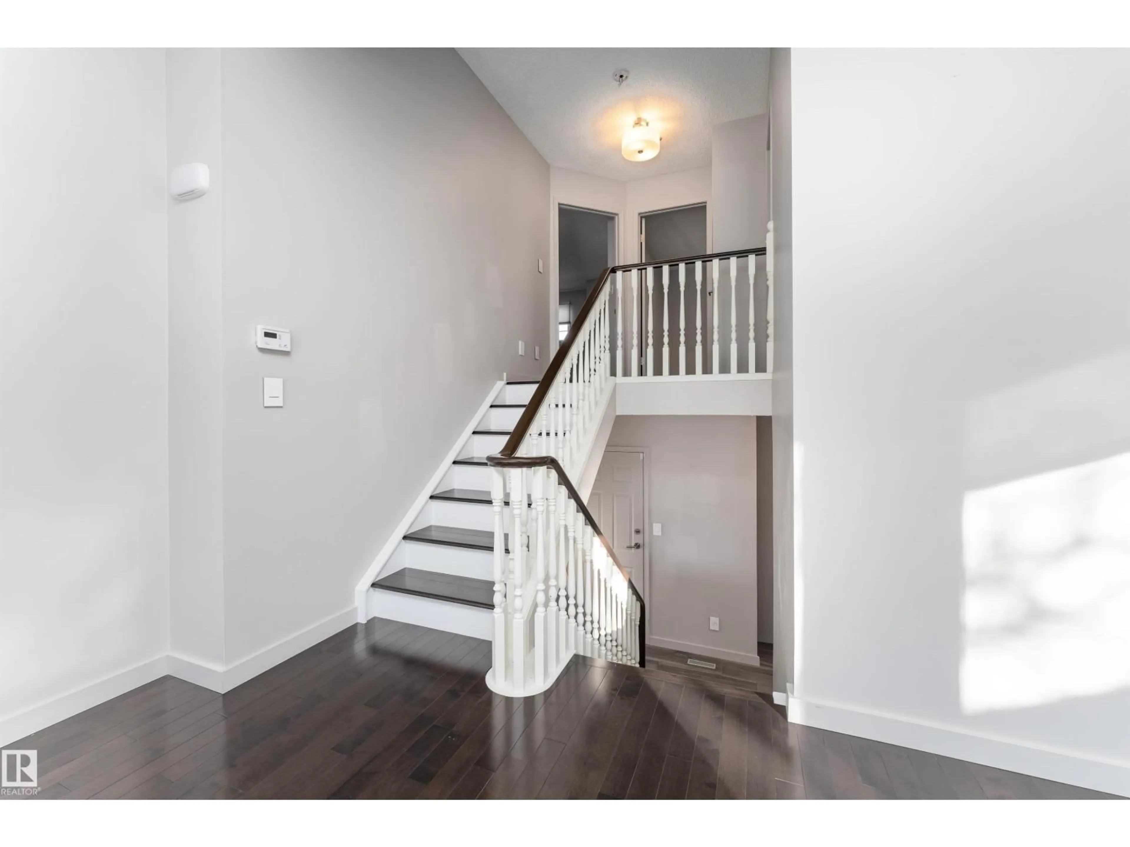 Indoor entryway for 174 OEMING RD, Edmonton Alberta T6R2G2