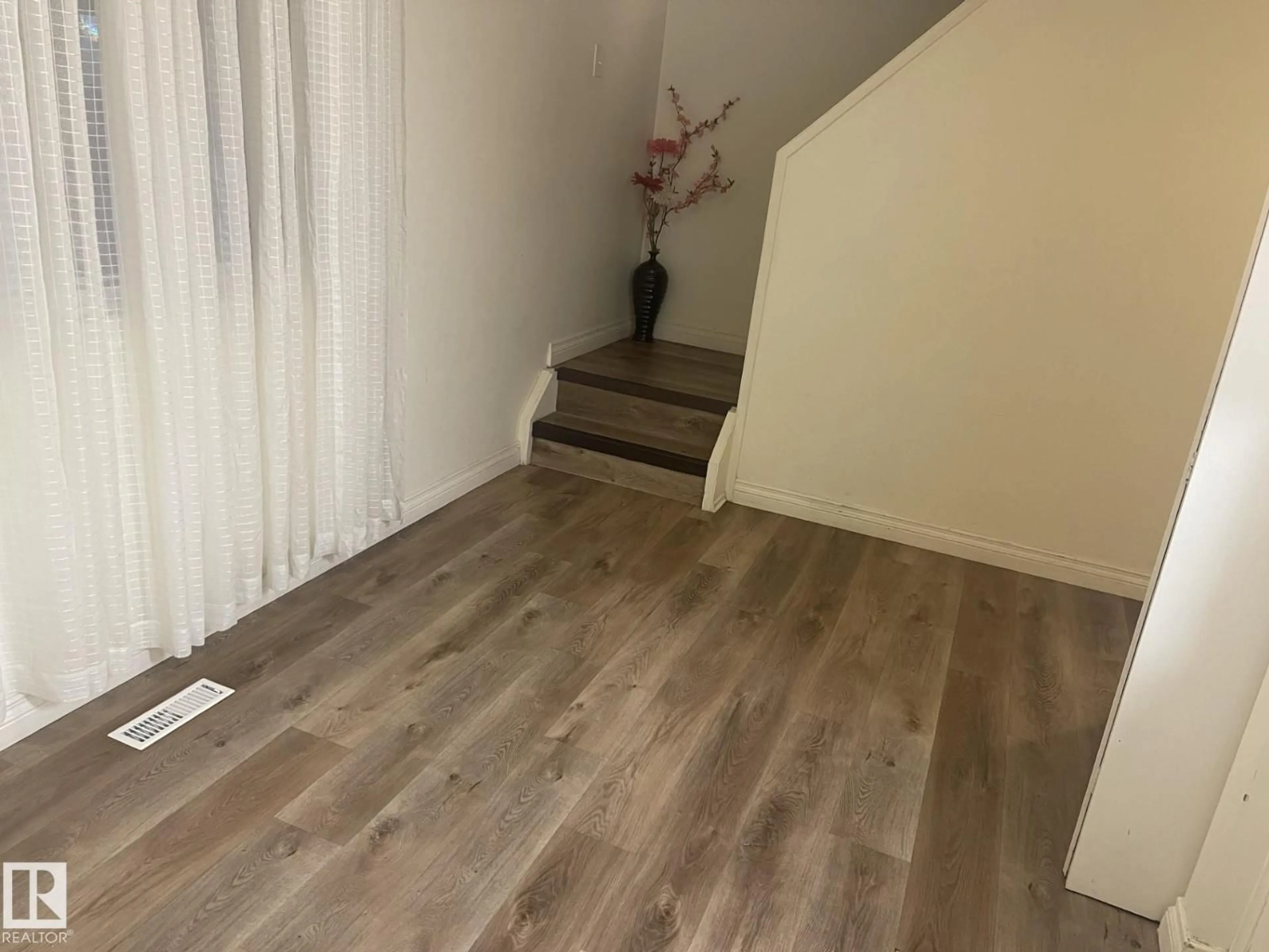 A pic of a room for 107 WOODSTOCK NW, Edmonton Alberta T5T0H6