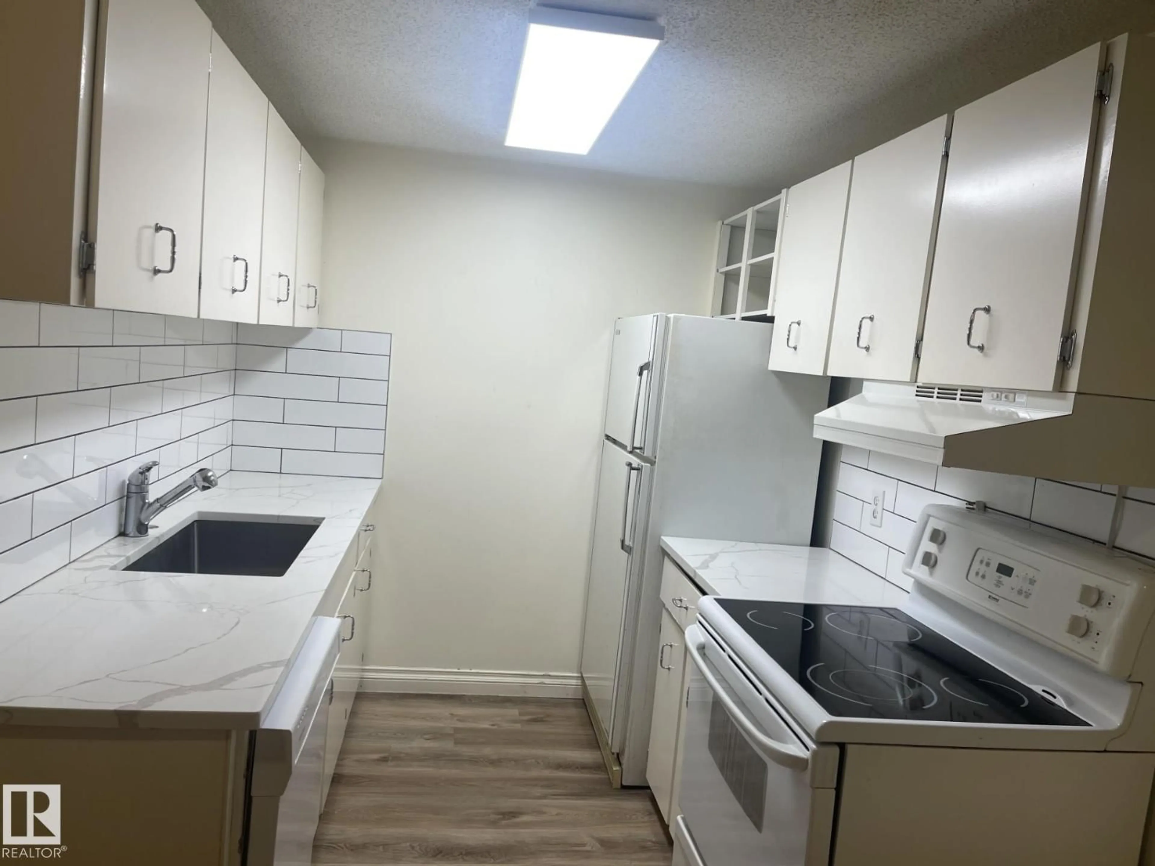 Standard kitchen, unknown for 107 WOODSTOCK NW, Edmonton Alberta T5T0H6