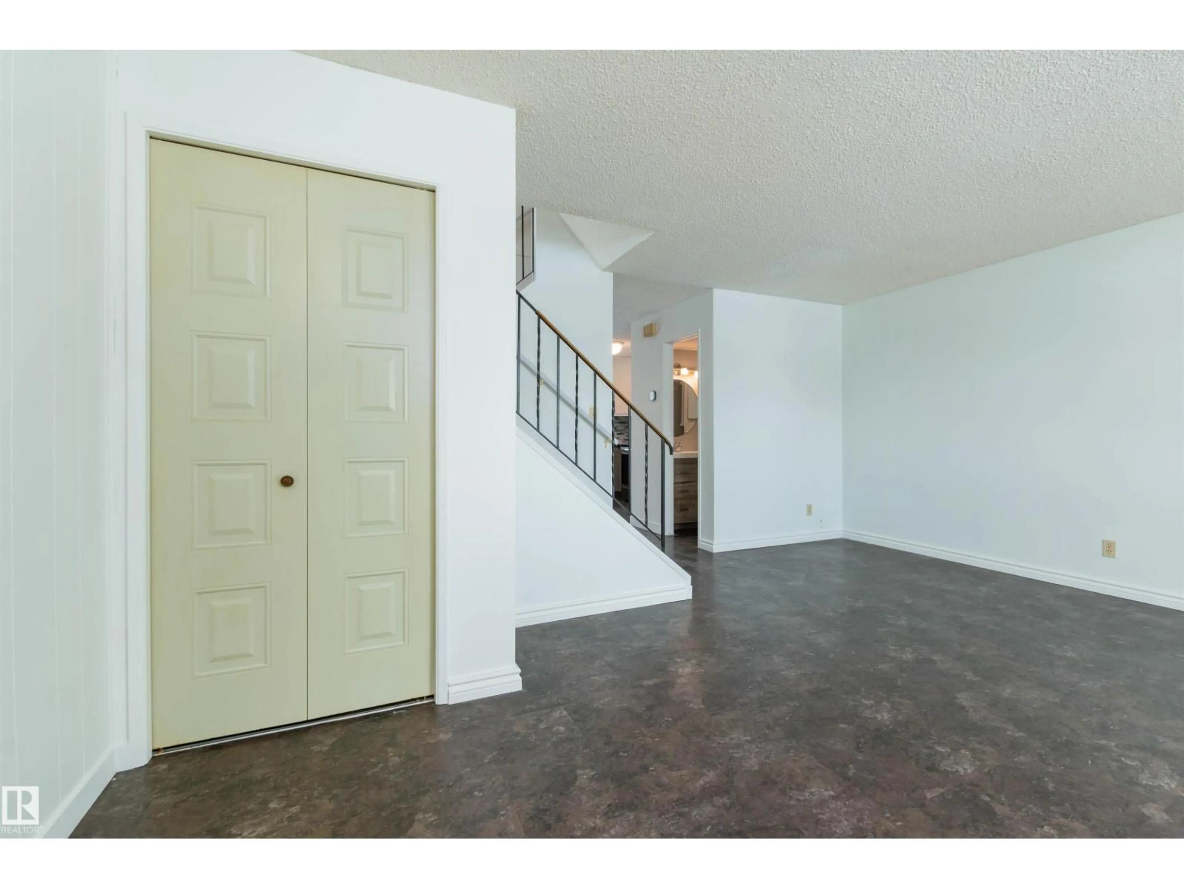 Indoor foyer for NW - 14911 29 ST, Edmonton Alberta T5Y2H3