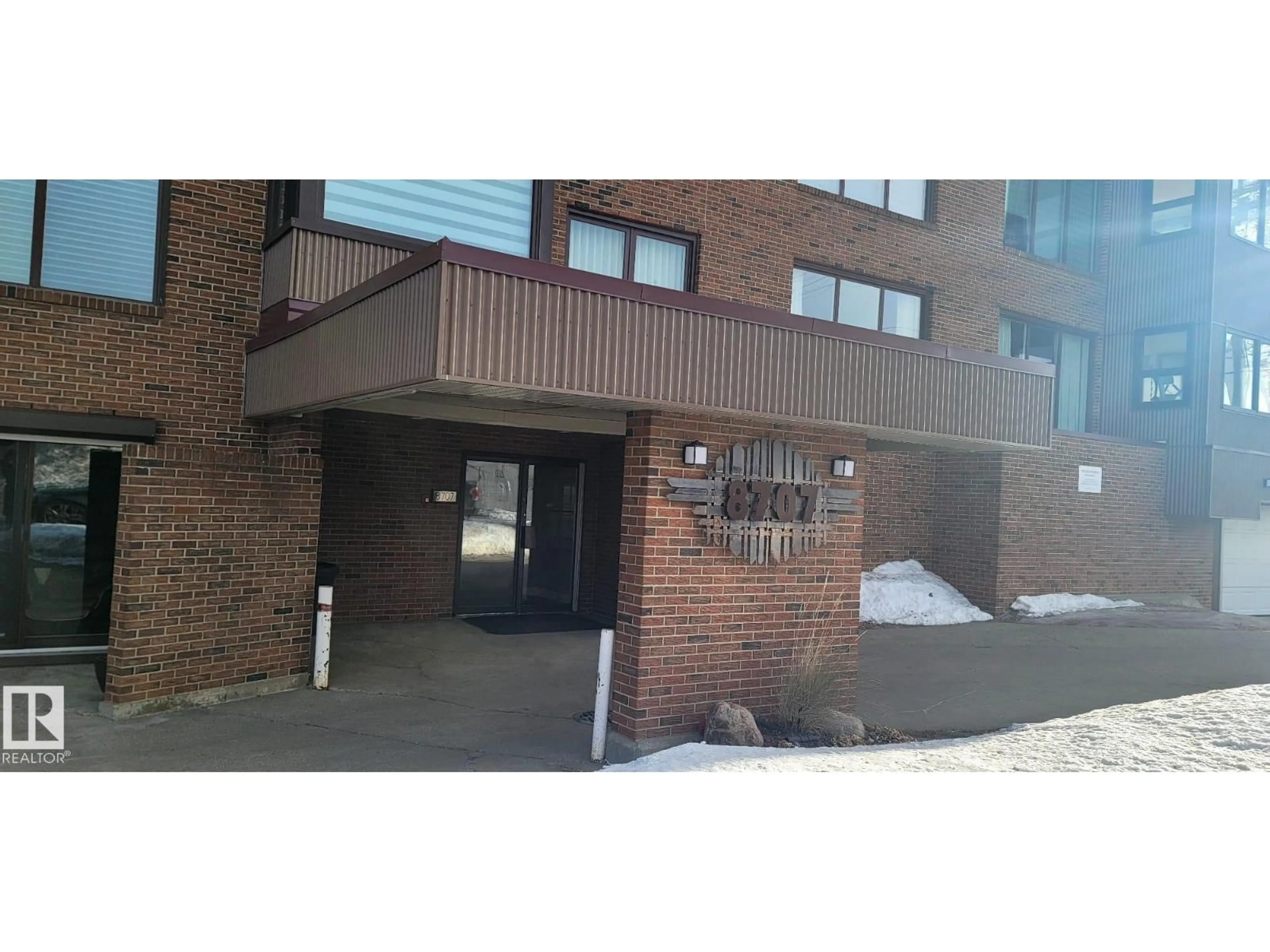 Indoor foyer for #305 - 8707 107 ST NW, Edmonton Alberta T6E5J5