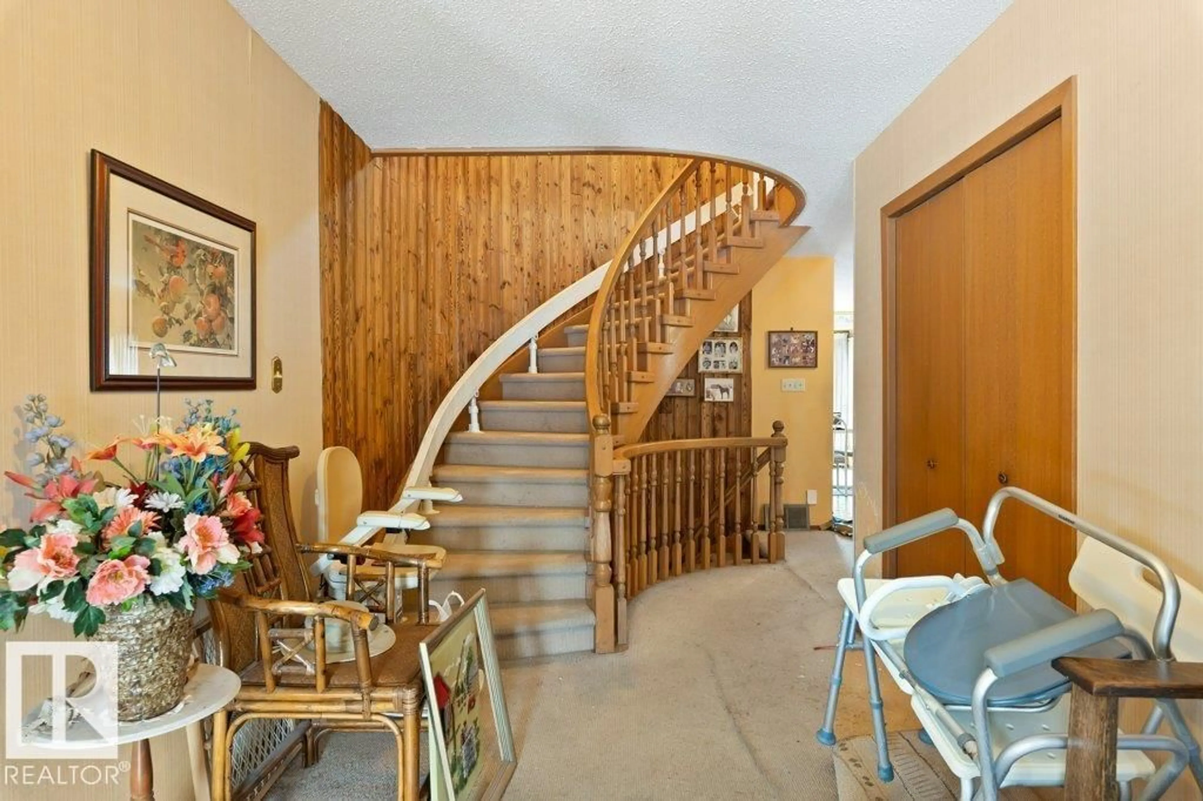 Indoor foyer for 10511 74 ST, Edmonton Alberta T6A3Y2