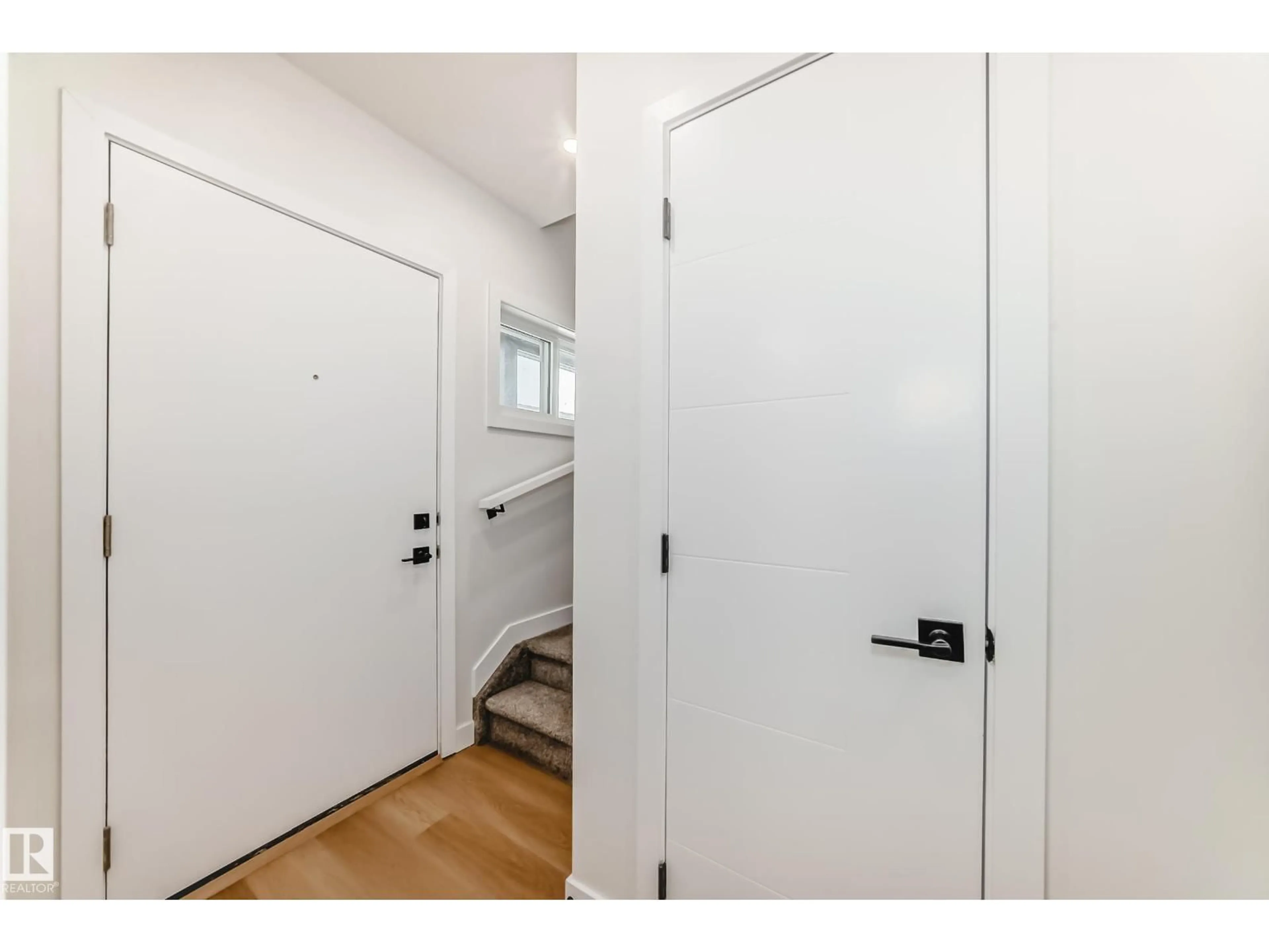 Indoor entryway for #44 - 18120 28 AV SW, Edmonton Alberta T6W4V2