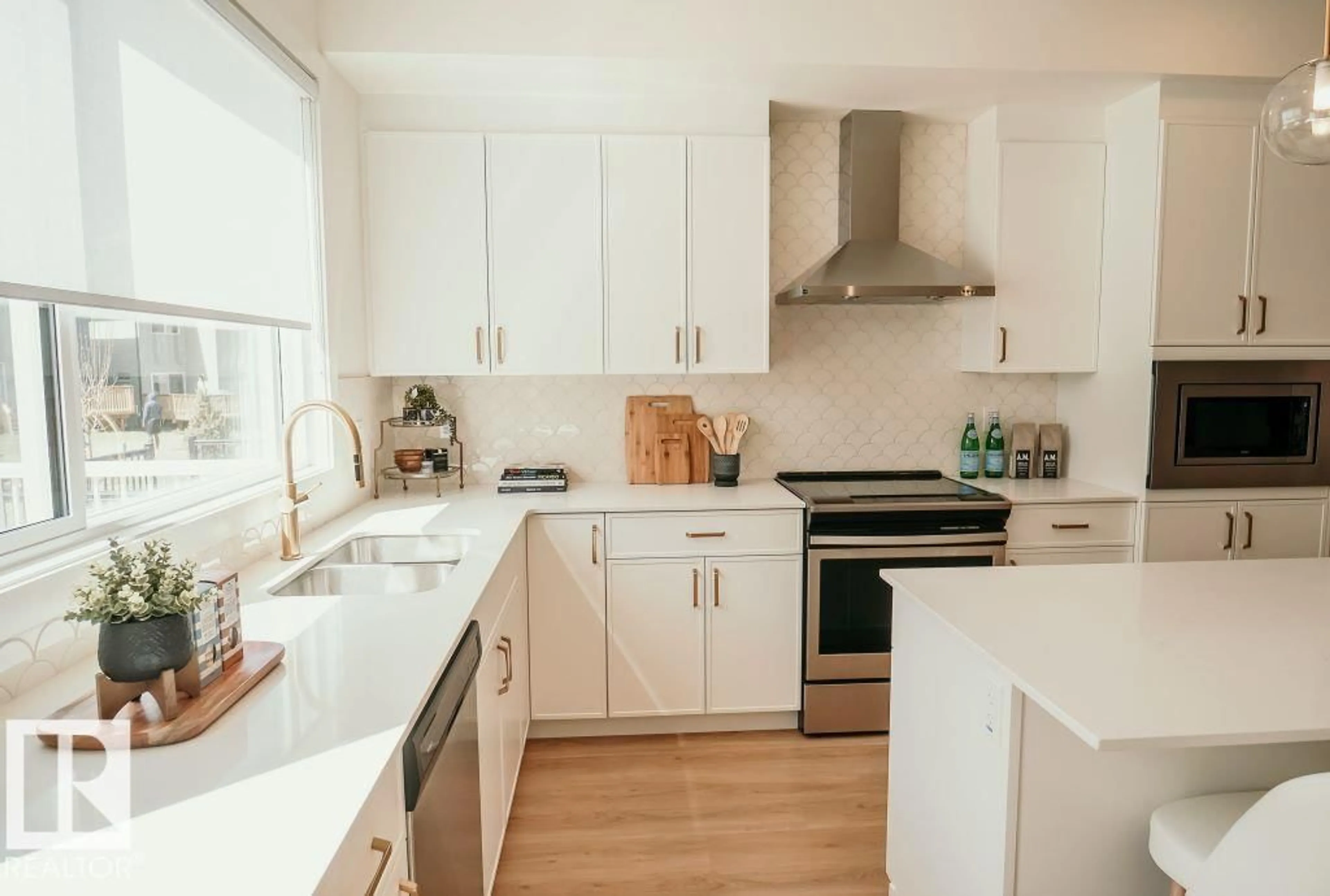 Contemporary kitchen, unknown for SW - 3035 5 AV, Edmonton Alberta T6X1A5