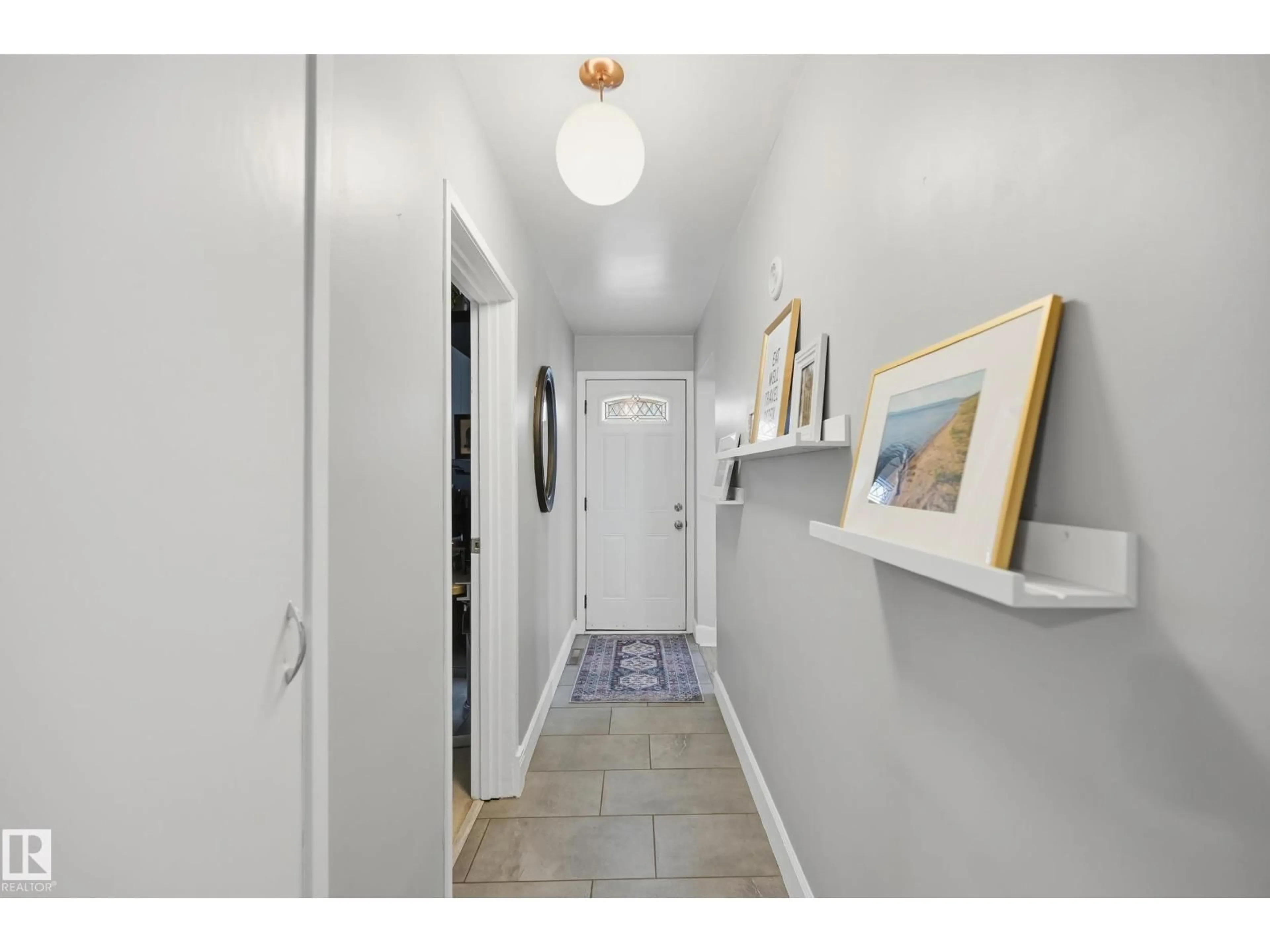 Indoor entryway for 12408 89 ST, Edmonton Alberta T5B3W9