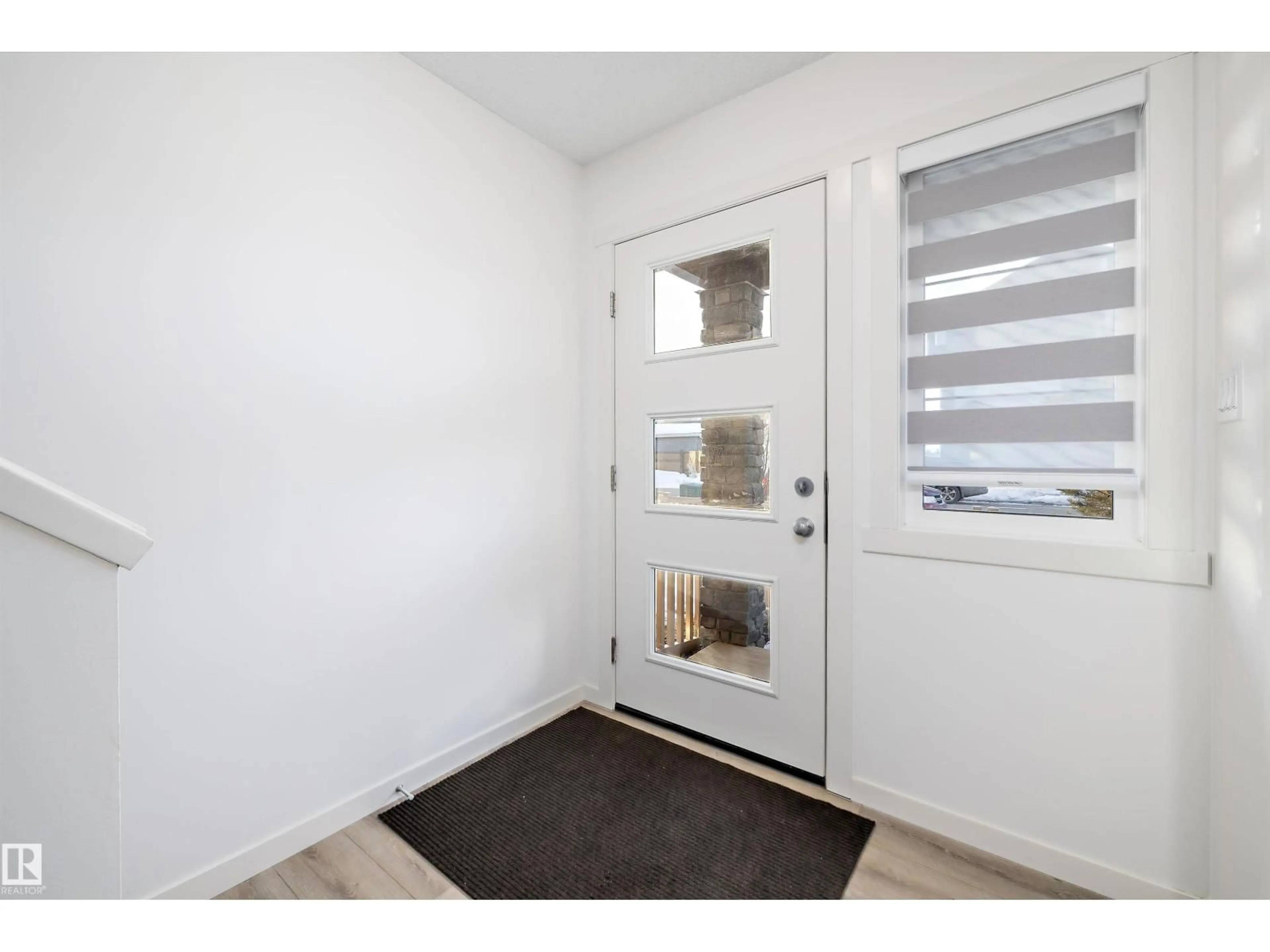 Indoor entryway for 616 KINGLET BV, Edmonton Alberta T5S0S9