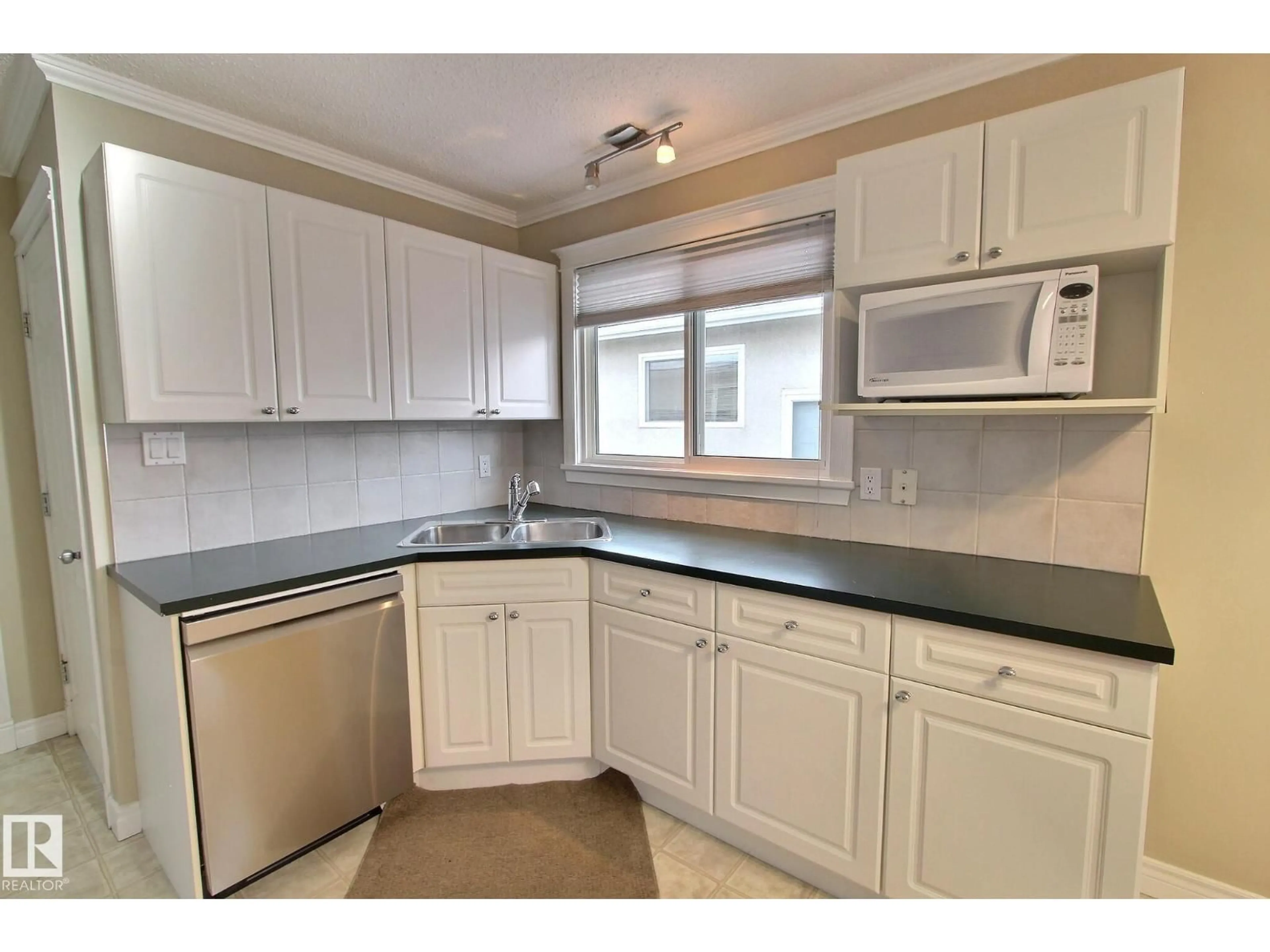 Standard kitchen, unknown for 4417 44 ST, Stony Plain Alberta T7Z1J3