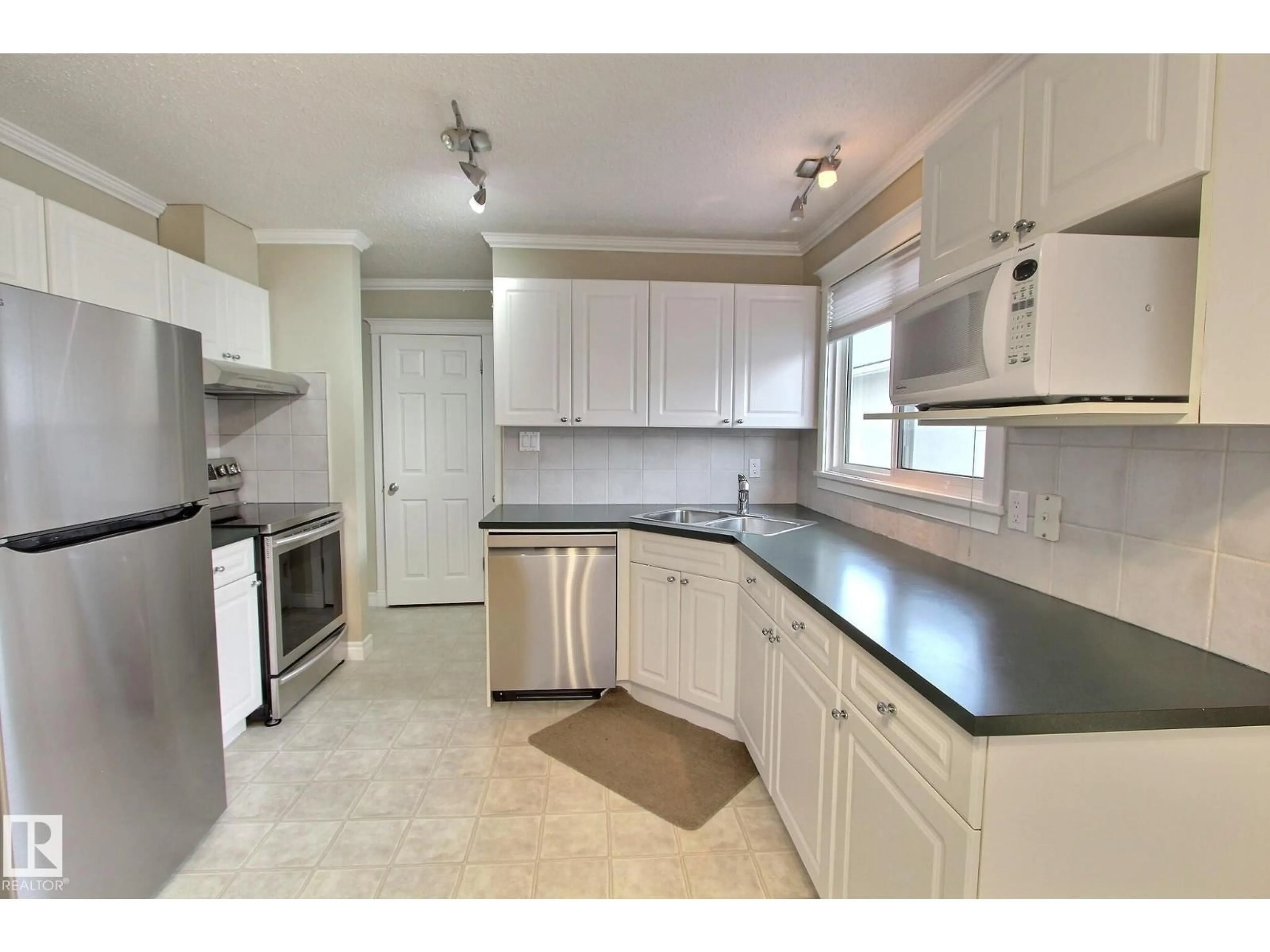Standard kitchen, unknown for 4417 44 ST, Stony Plain Alberta T7Z1J3