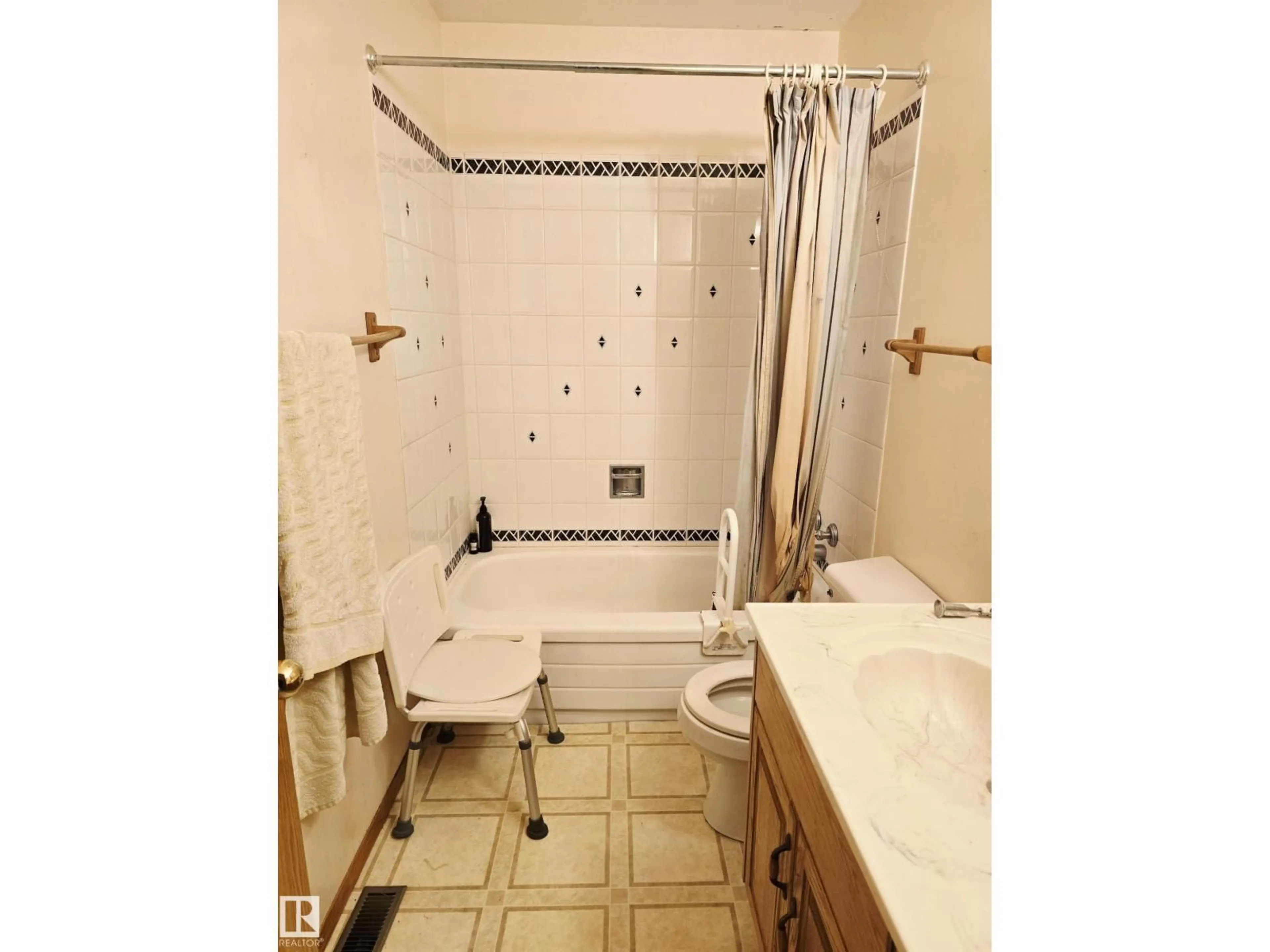 Standard bathroom, ceramic/tile floor for NW - 3804 107 ST, Edmonton Alberta T6J2L4
