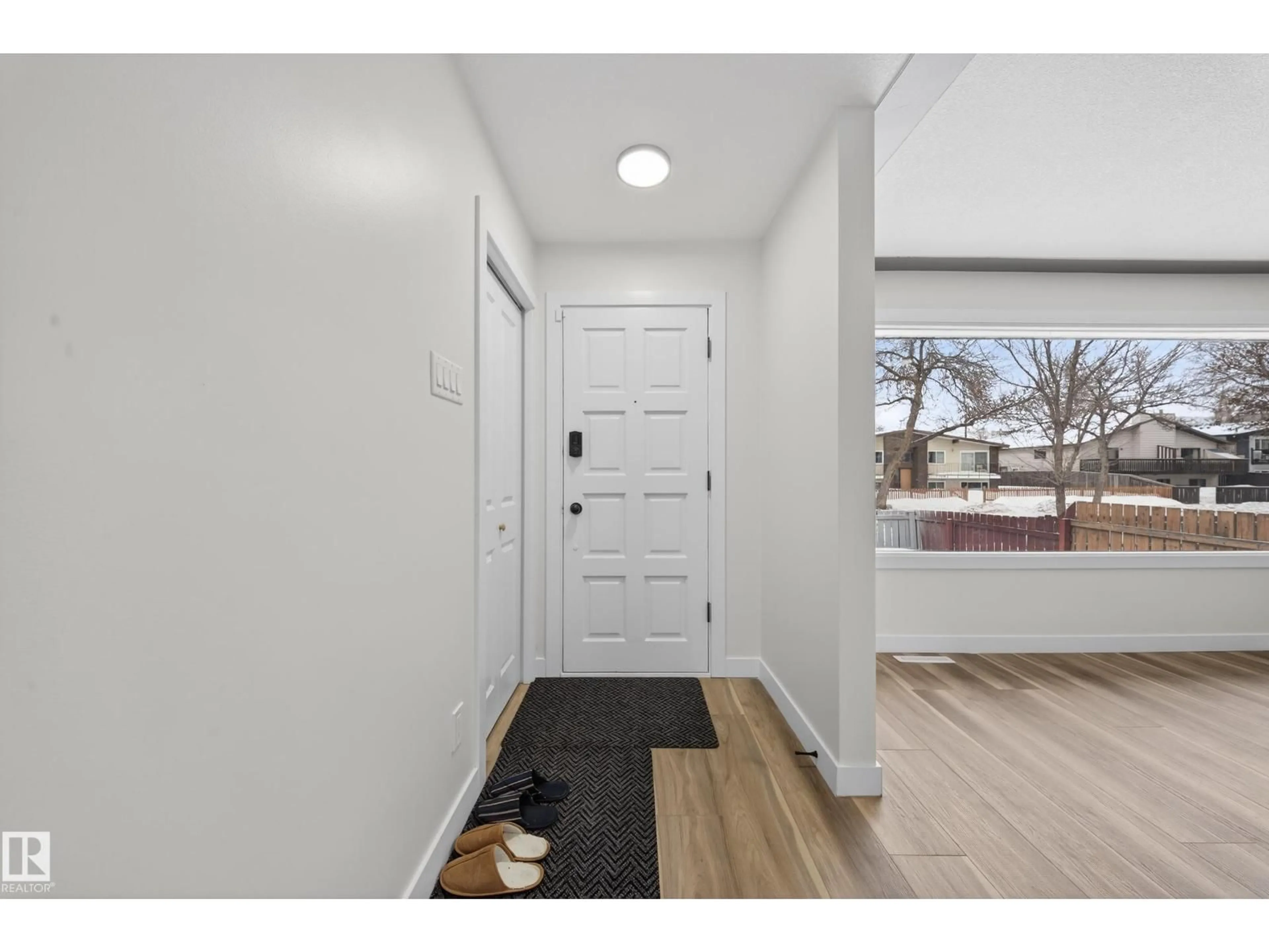 Indoor entryway for 11815 46 ST, Edmonton Alberta T5W2V6