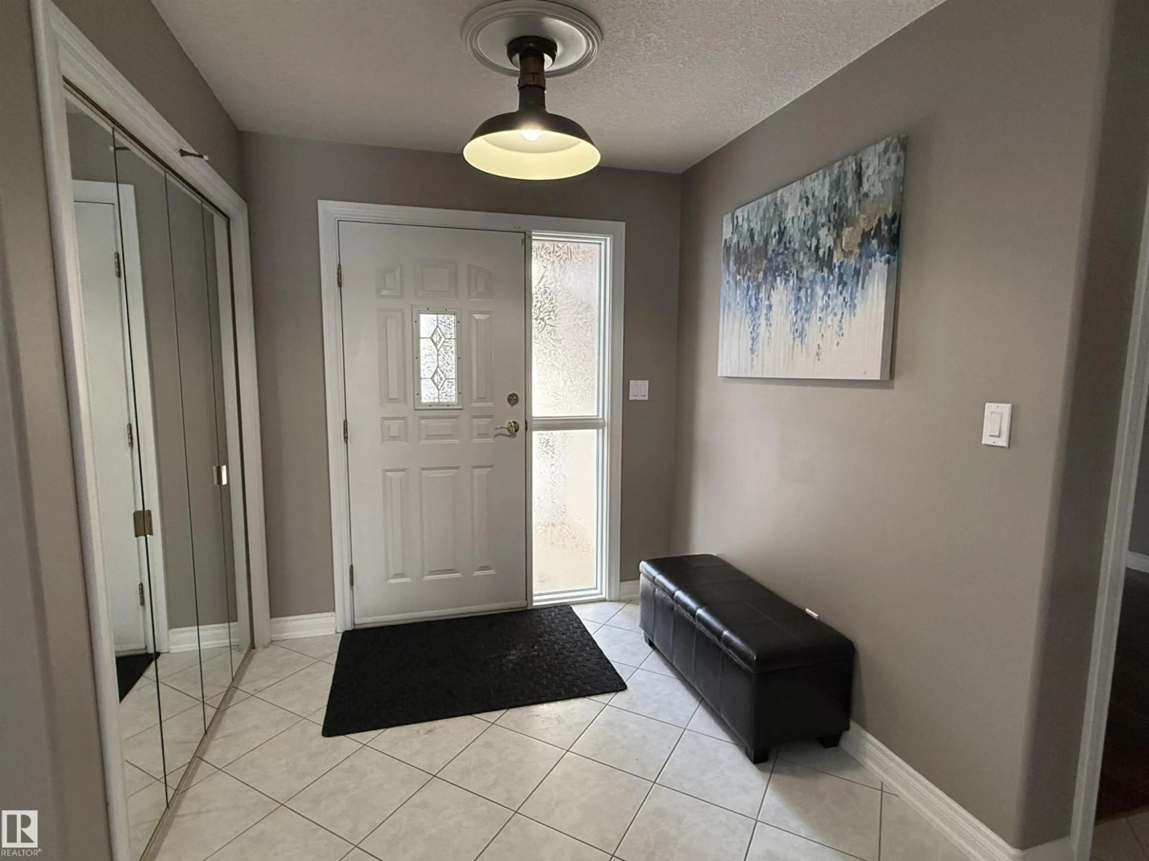 Indoor entryway for 17 925 PICARD DR, Edmonton Alberta T5T6H3