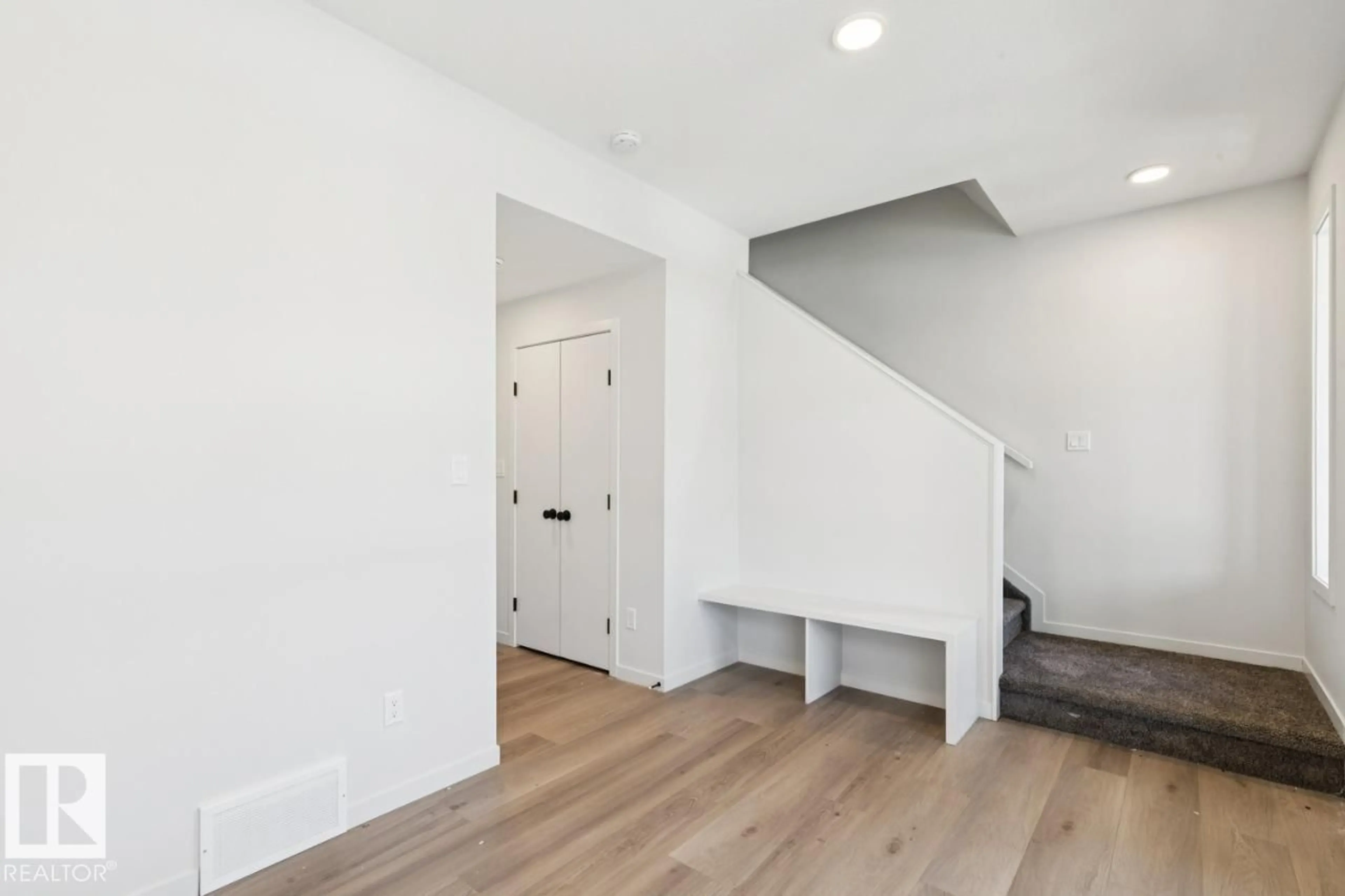 Indoor entryway for SW - 459 33 ST, Edmonton Alberta T6X1A7