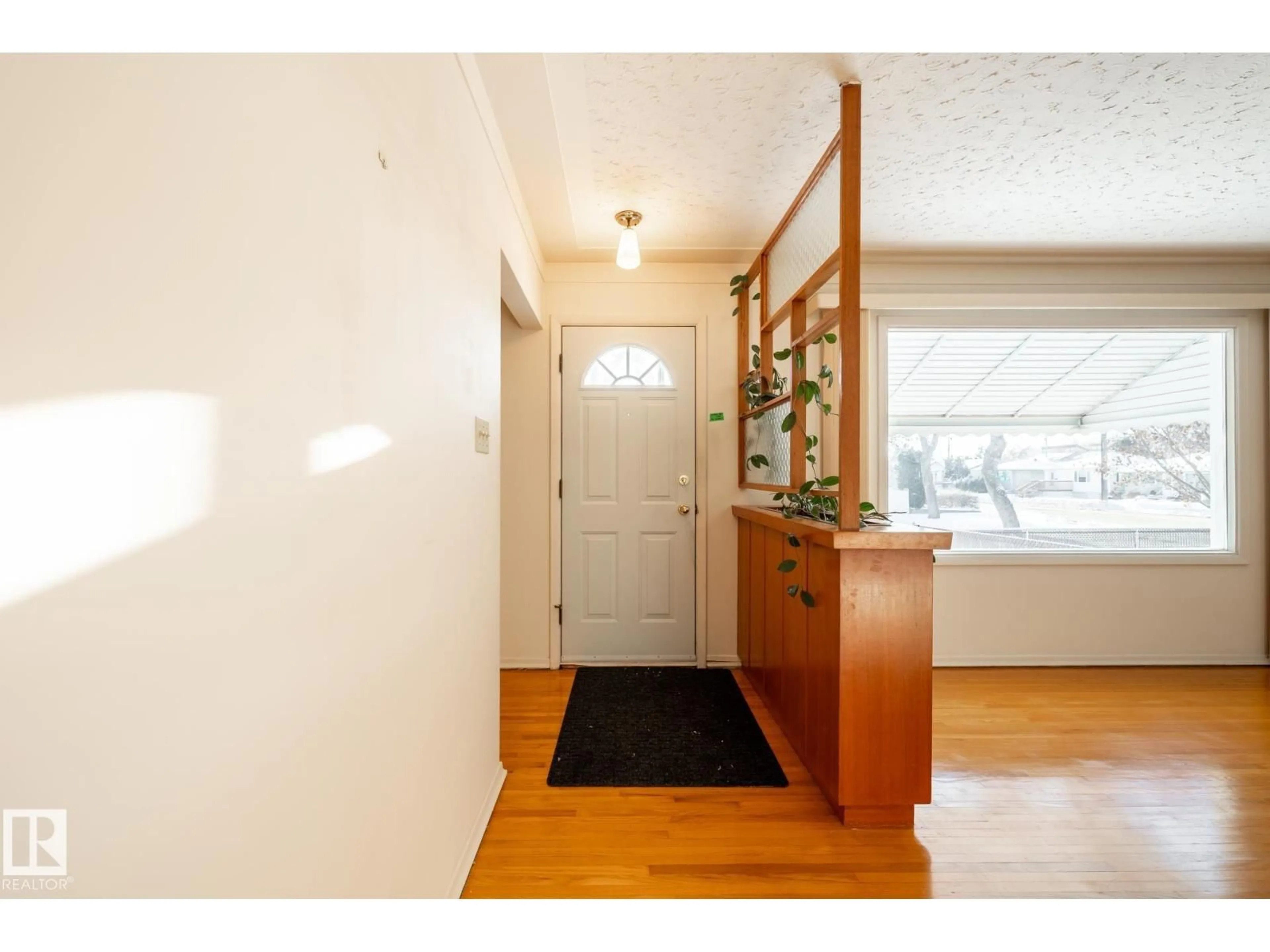 Indoor entryway for 4842 116 AV, Edmonton Alberta T5W0X6