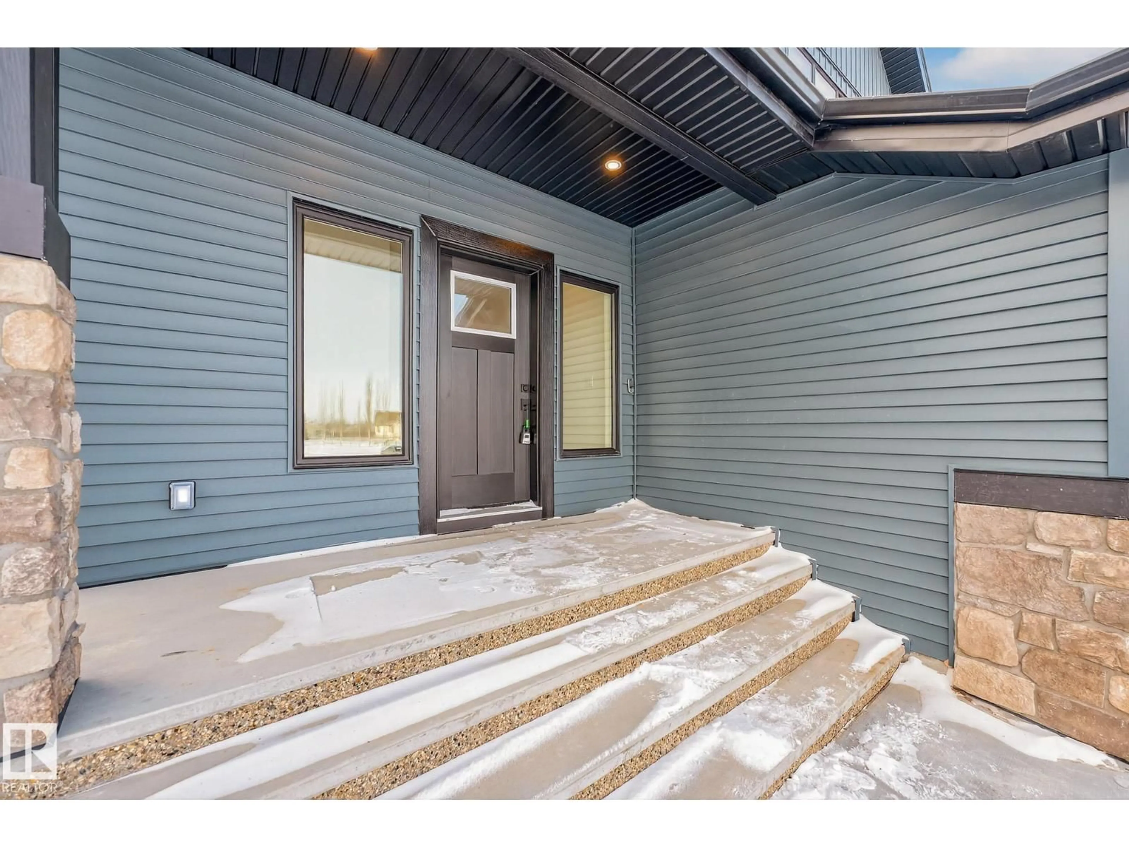 Indoor entryway for 132 HERON POINT CL, Rural Wetaskiwin County Alberta T0C2V0